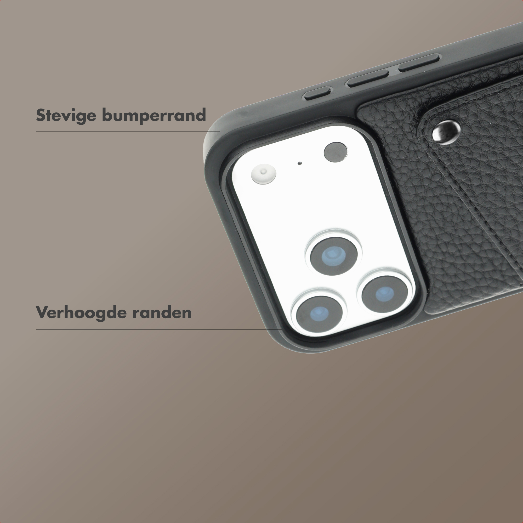 Coque de téléphone noire avec trois caméras et texte sur les bords surélevés.