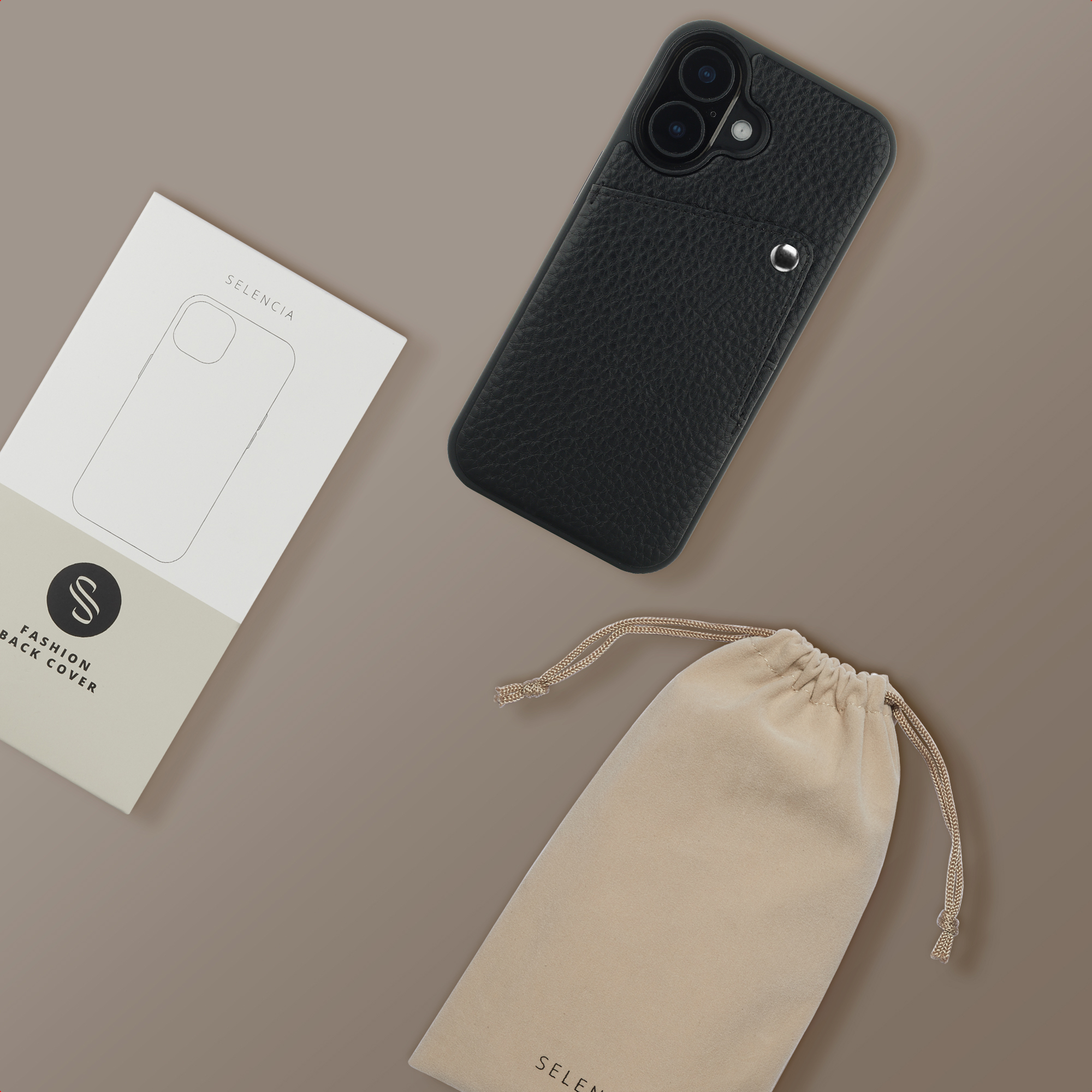 Coque de téléphone noire avec poche, emballage et pochette sur fond marron.