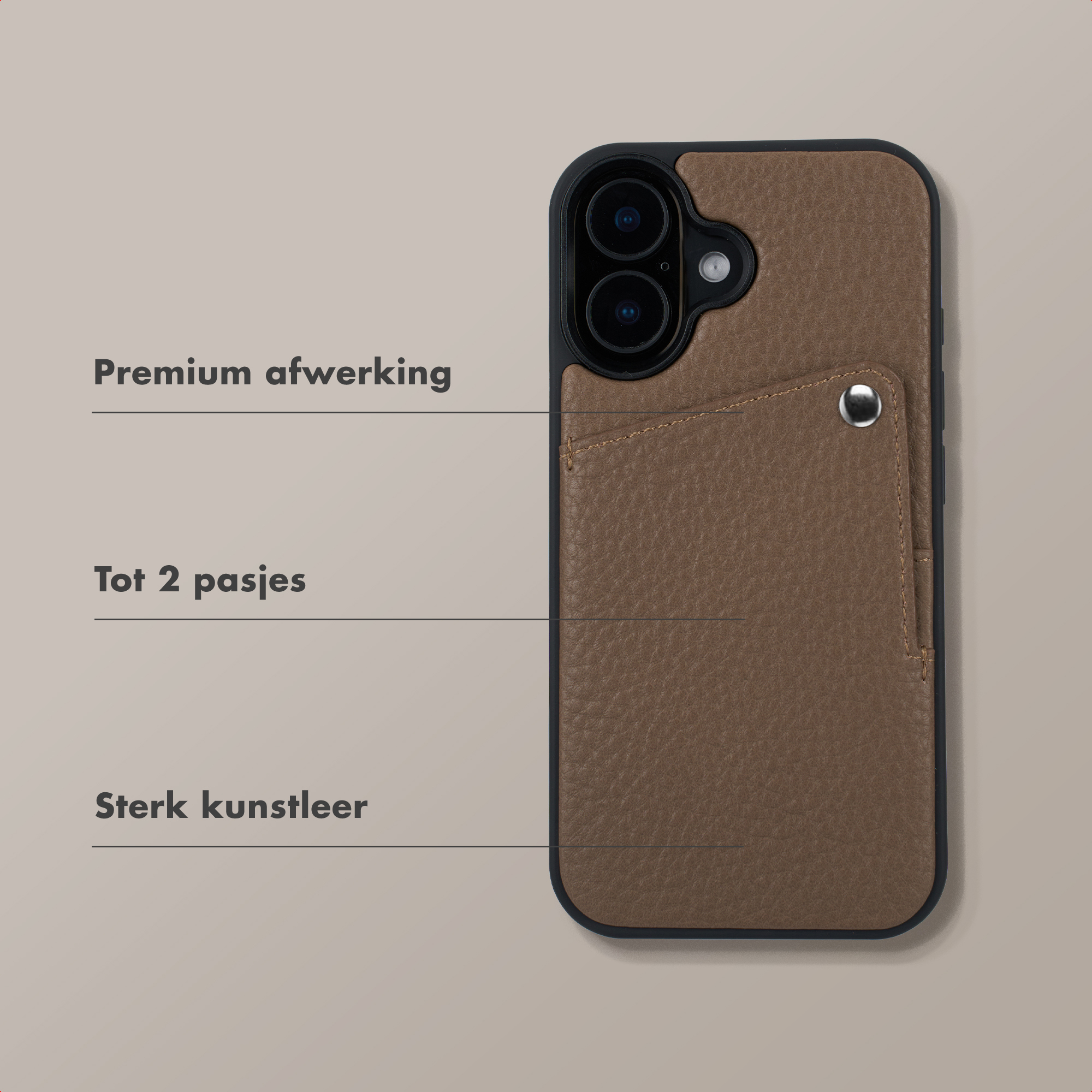 Coque de téléphone en cuir marron avec fentes pour cartes et découpe caméra.