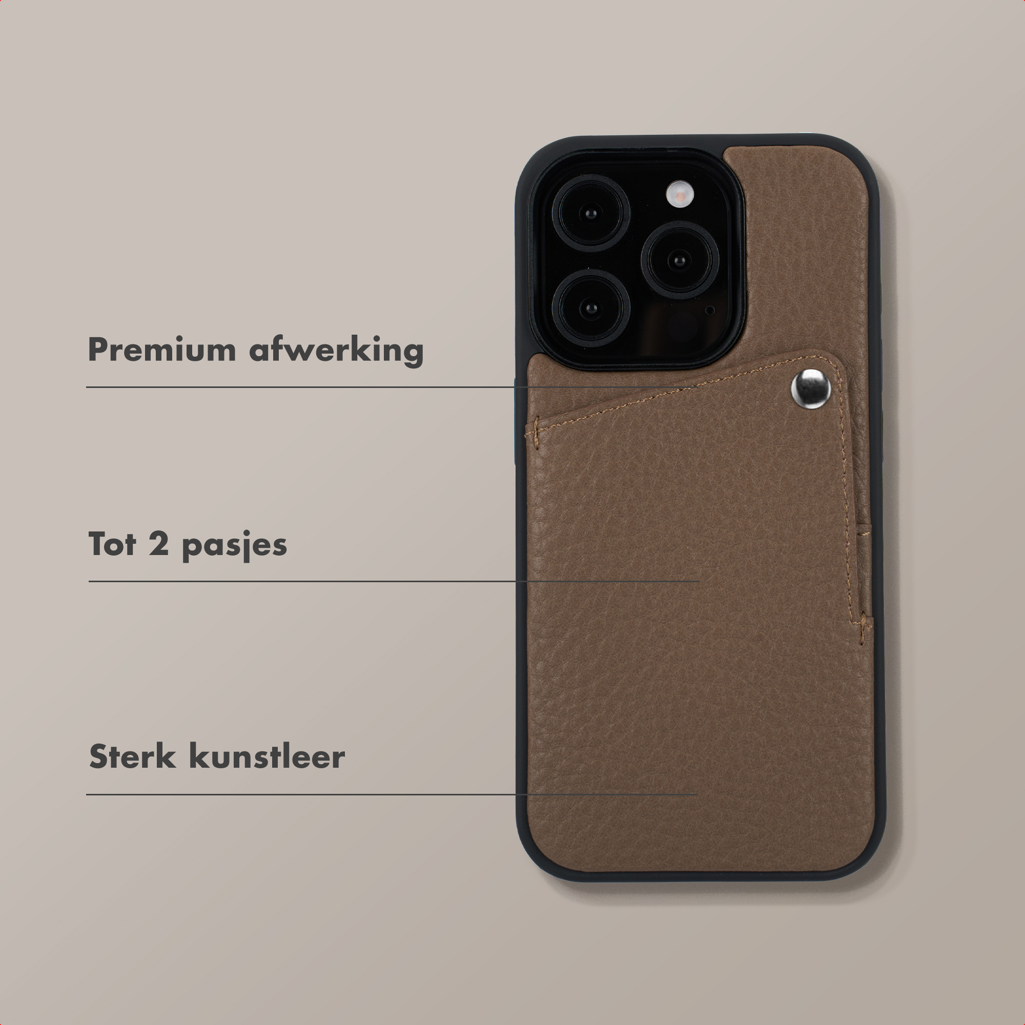 Coque de téléphone marron avec fente pour carte et trois objectifs.