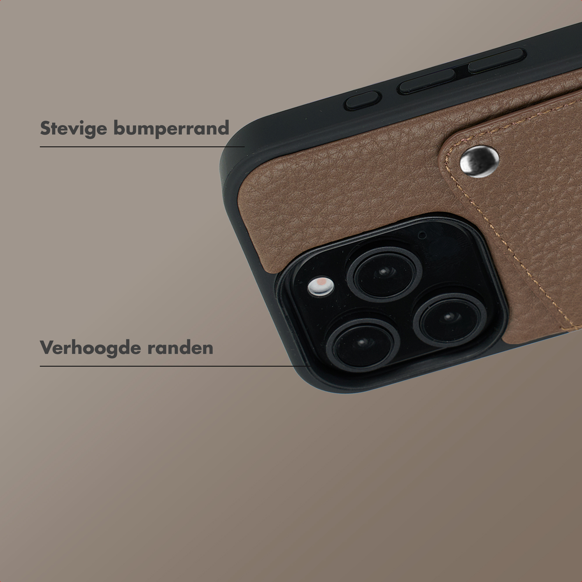 Étui de téléphone marron avec découpe caméra et texte en néerlandais.