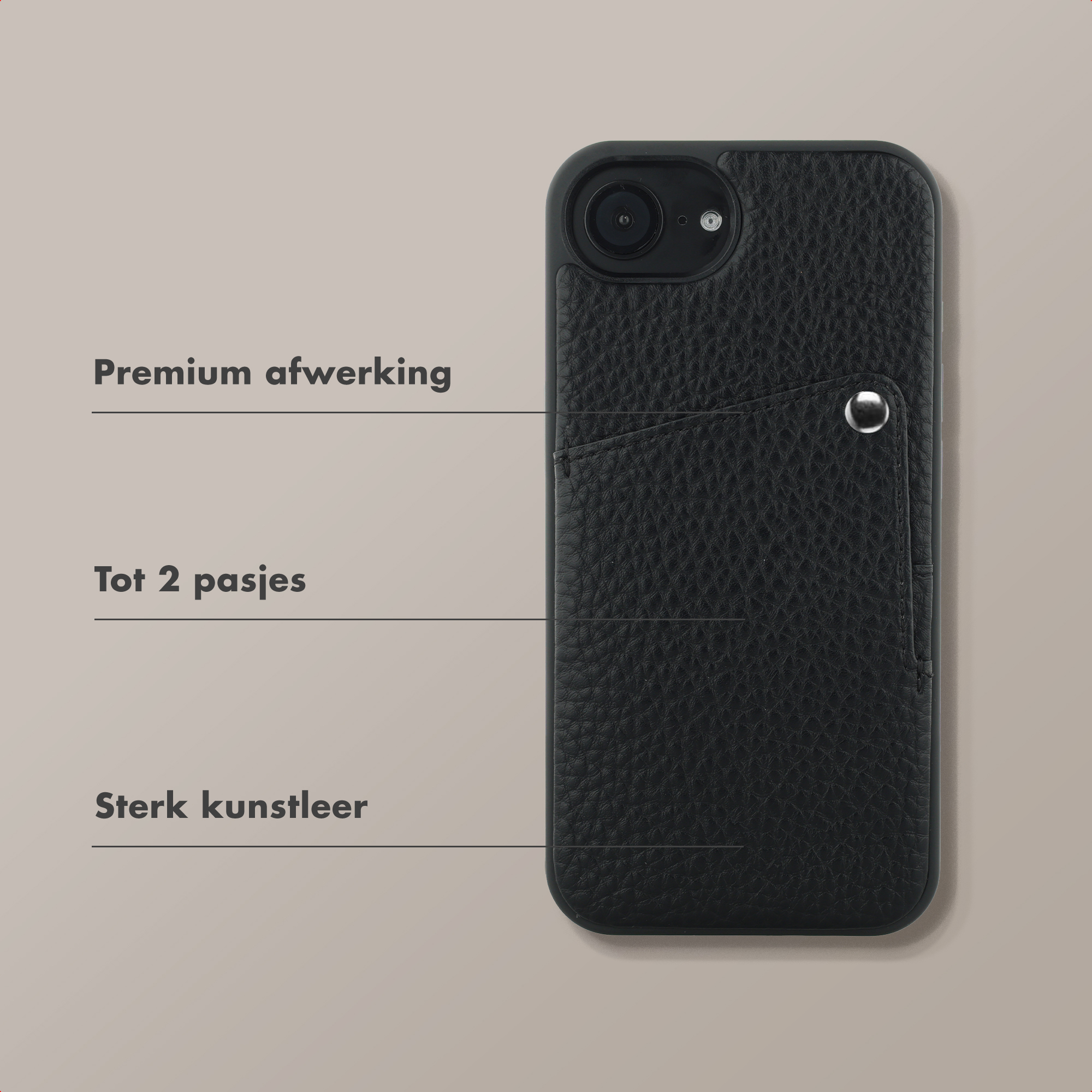 Zwarte telefoonhoes met kaartsleuf en stud, op lichte achtergrond.