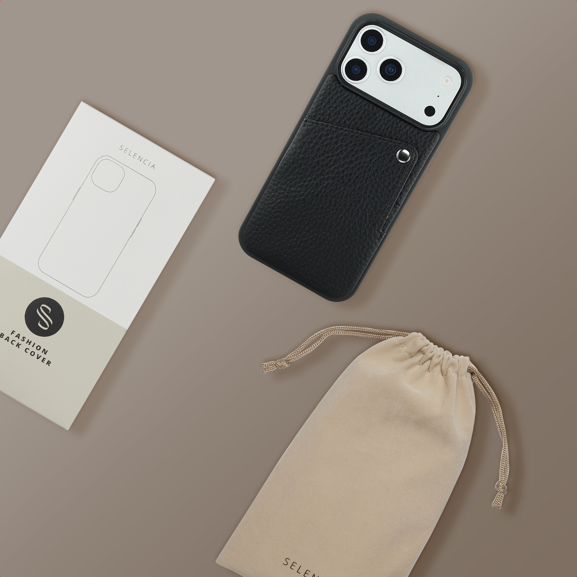Une coque de téléphone en cuir noir avec découpe caméra, emballage et pochette à cordon.