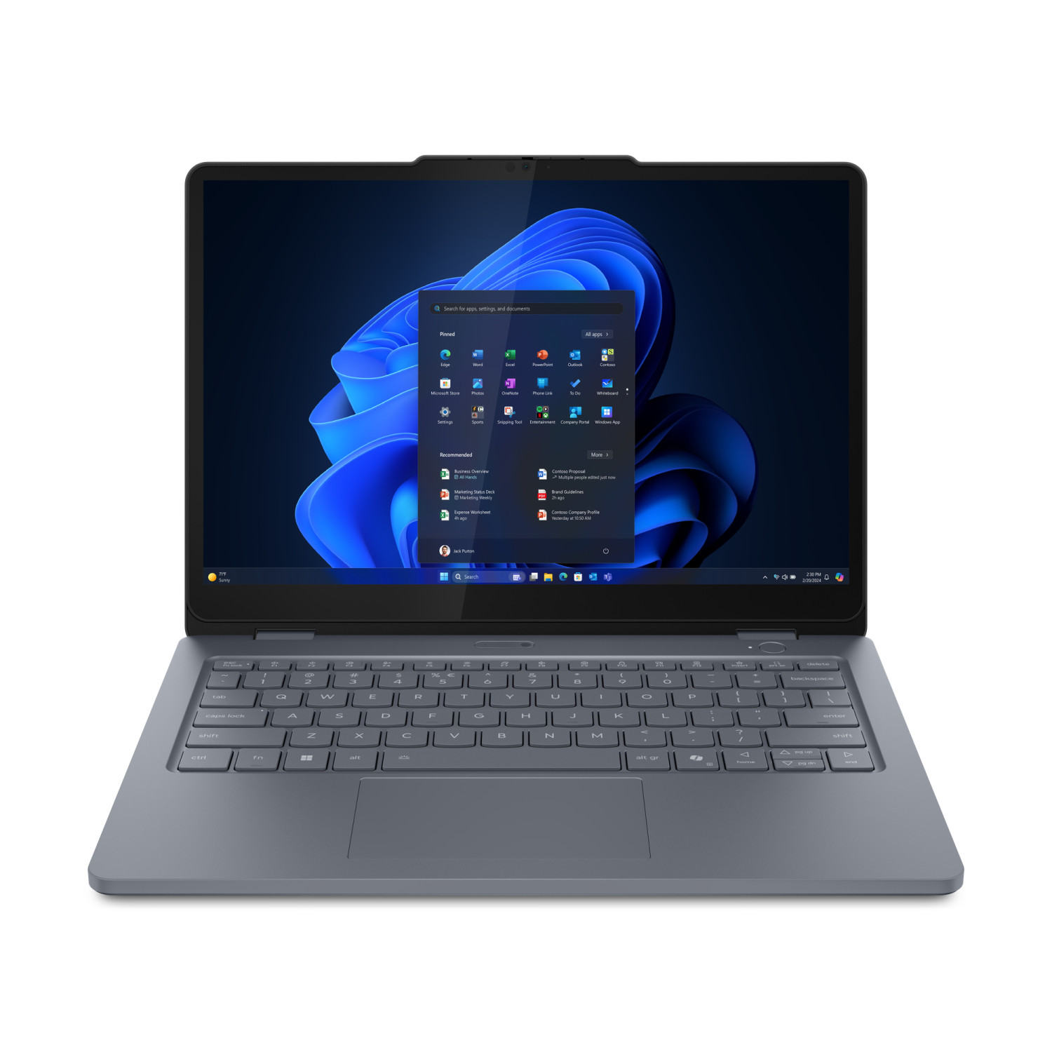 Un laptop grigio aperto, che mostra il menu Start di Windows 11 sullo schermo.