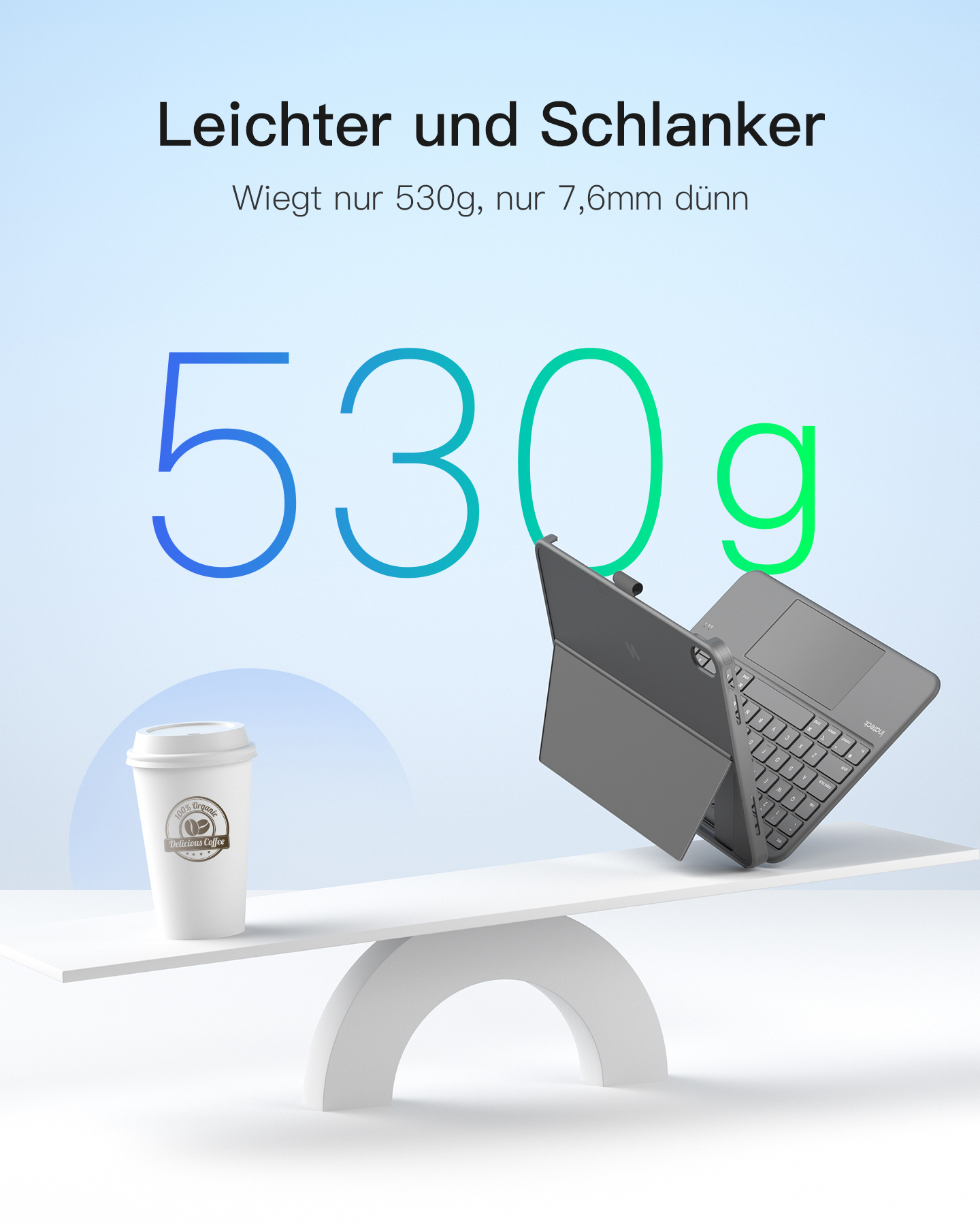 Eine Waage balanciert einen Kaffeebecher gegen ein dünnes Tablet mit Tastatur.