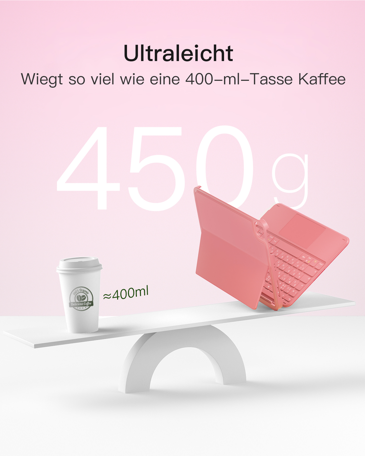 Eine Waage balanciert eine Kaffeetasse gegen eine pinke Tablet-Tastatur, zeigt 450g.