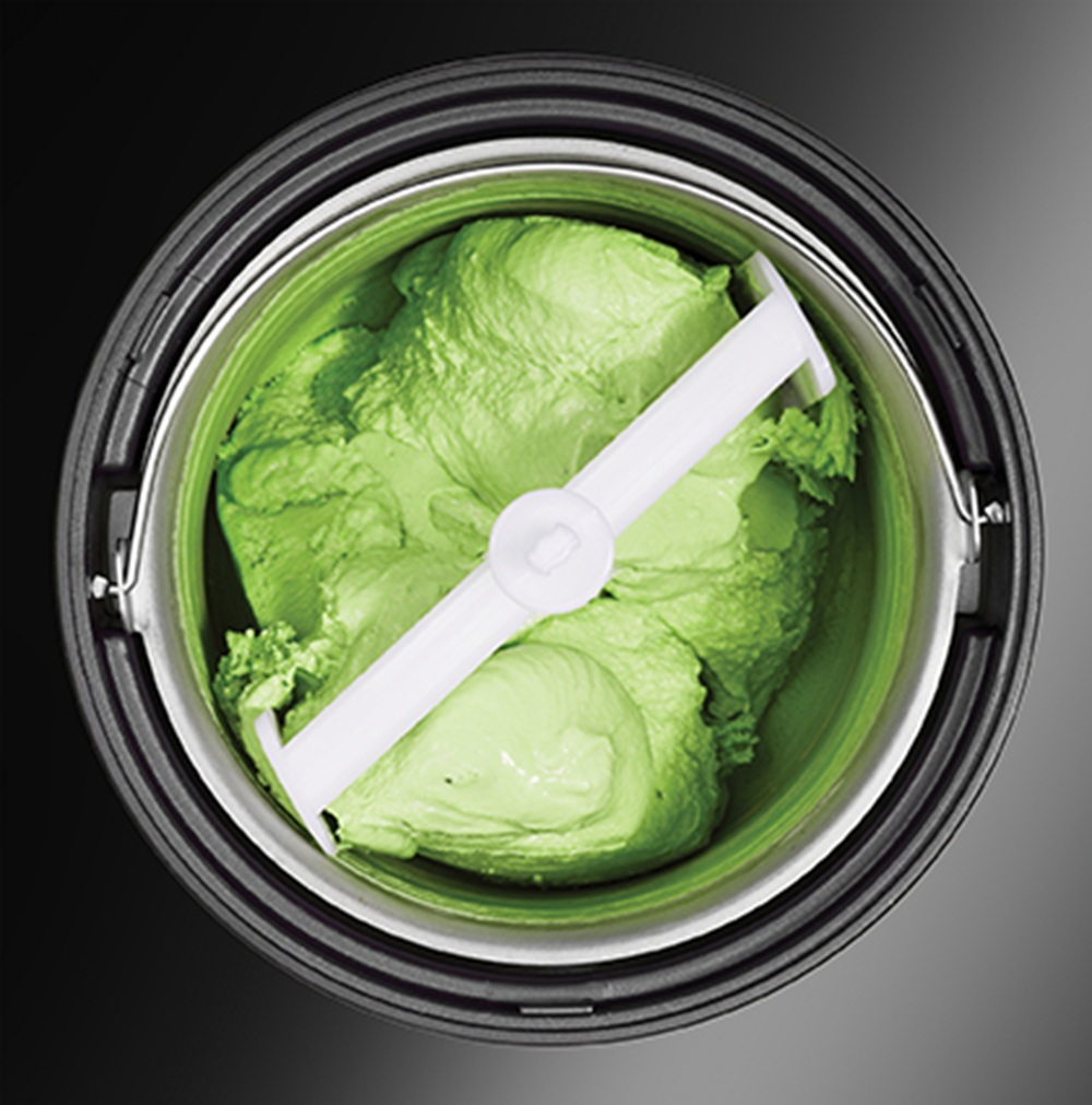 Widok z góry zielonej misy do lodów z białą łopatką.