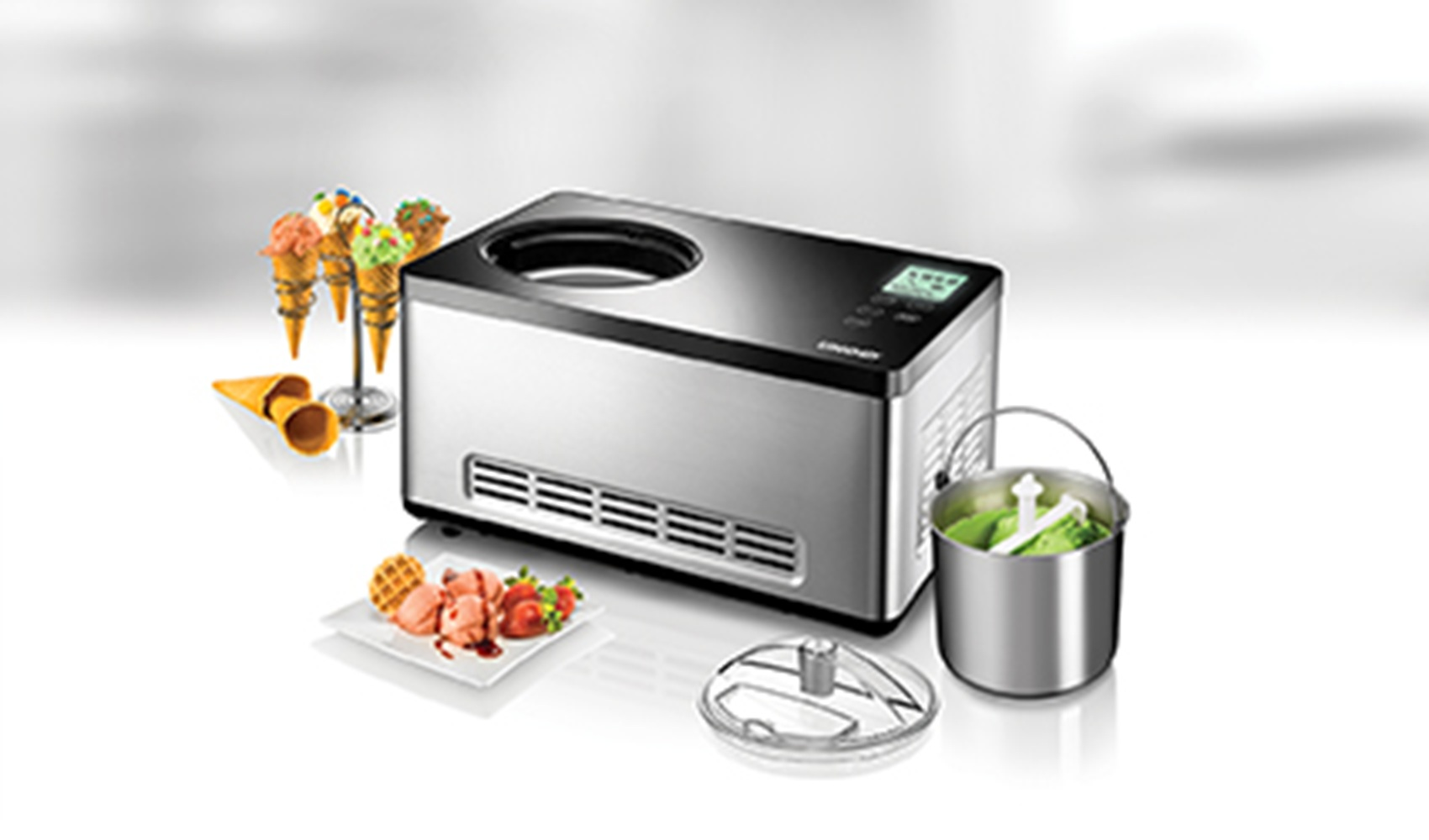 Maszyna do lodów z rożkami, lodami, goframi i truskawkami.