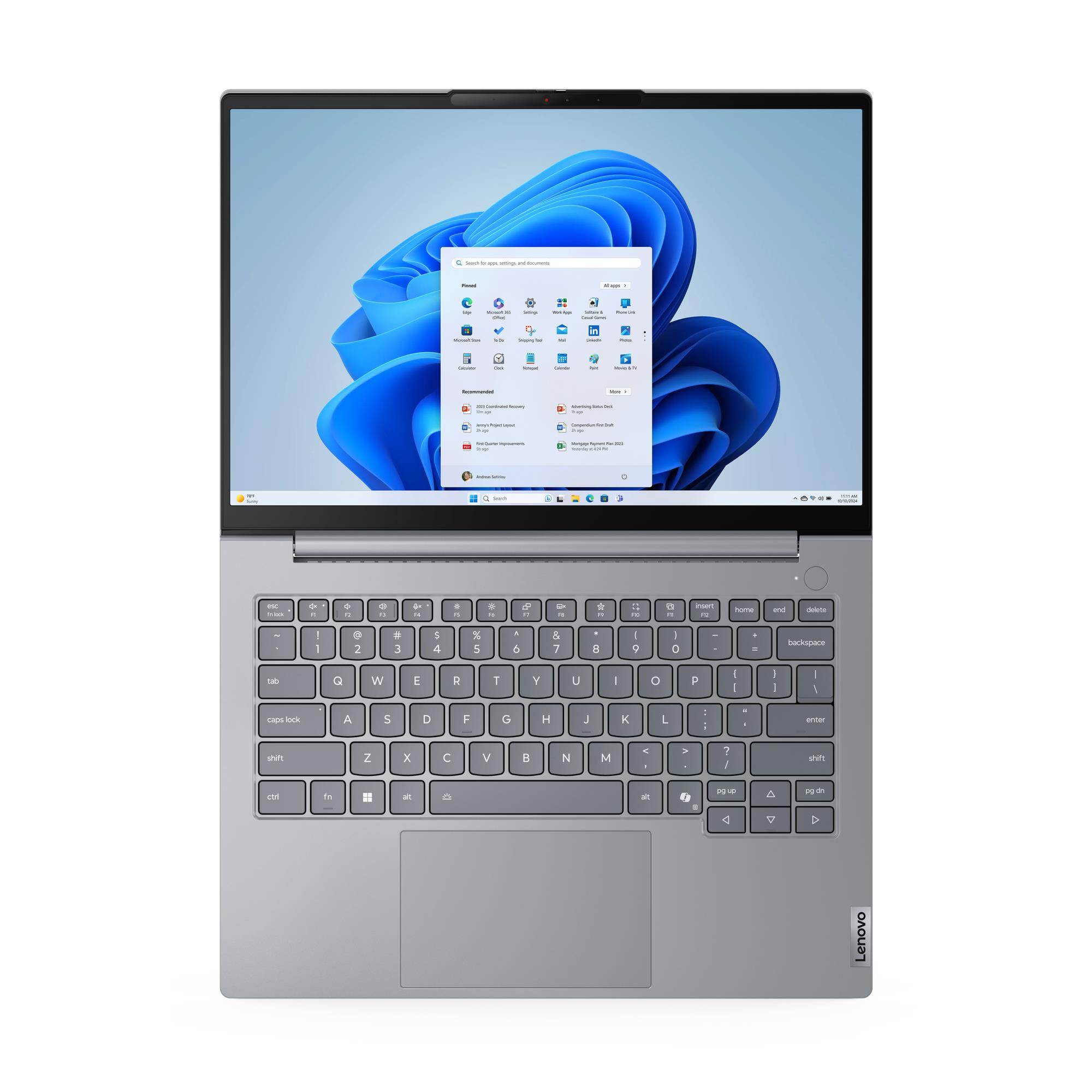 Un laptop Lenovo grigio con lo schermo aperto, che mostra Windows 11.