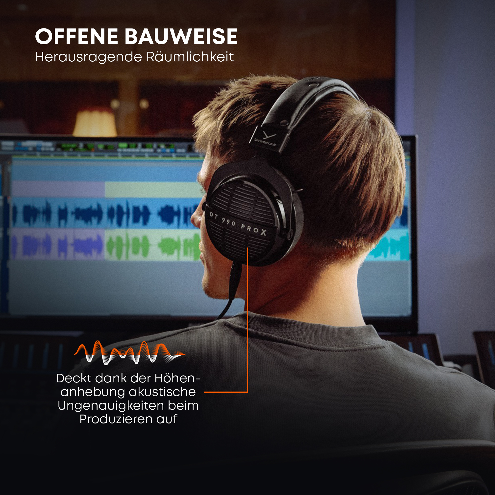 Mann trägt schwarze Kopfhörer vor einem Computerbildschirm mit Audio-Wellenformen.