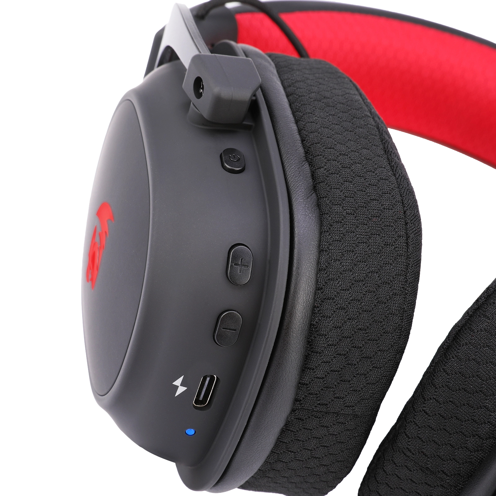 Primo piano di cuffie nere con accenti rossi, che mostrano pulsanti volume e porta USB-C.
