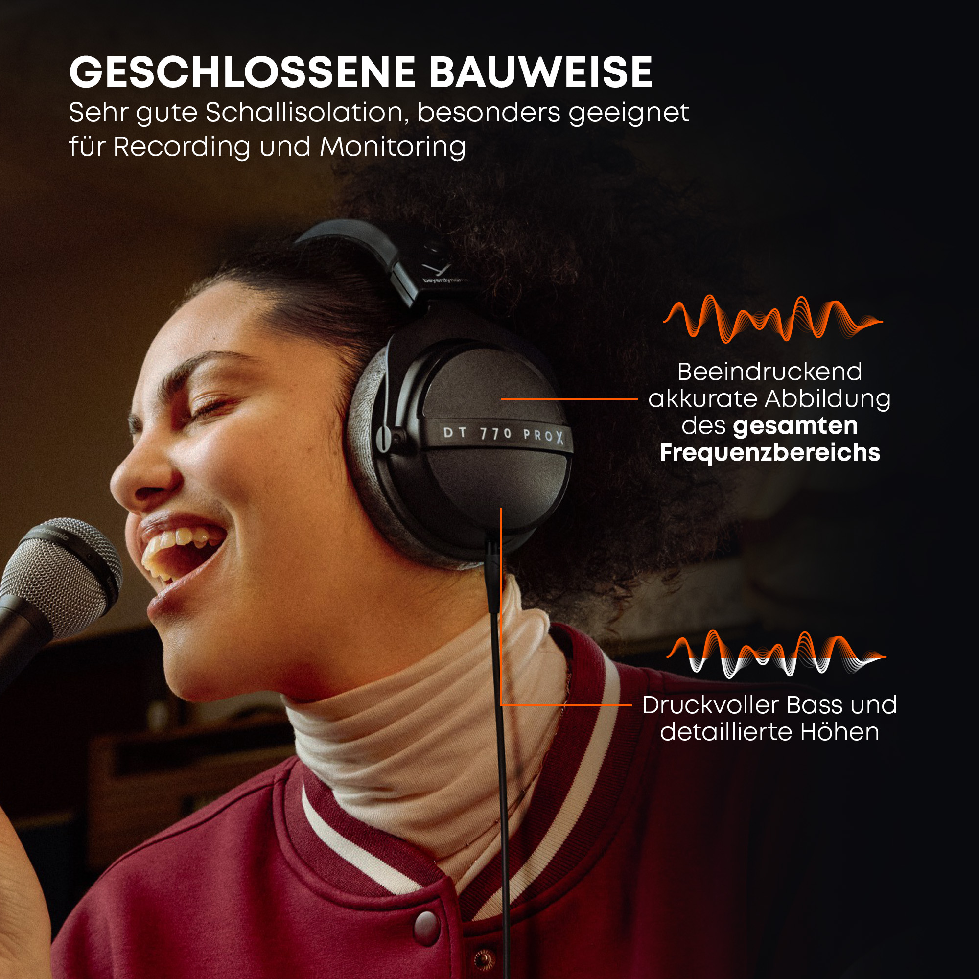 Eine Person singt in ein Mikrofon und trägt Kopfhörer, mit Text über Schall.