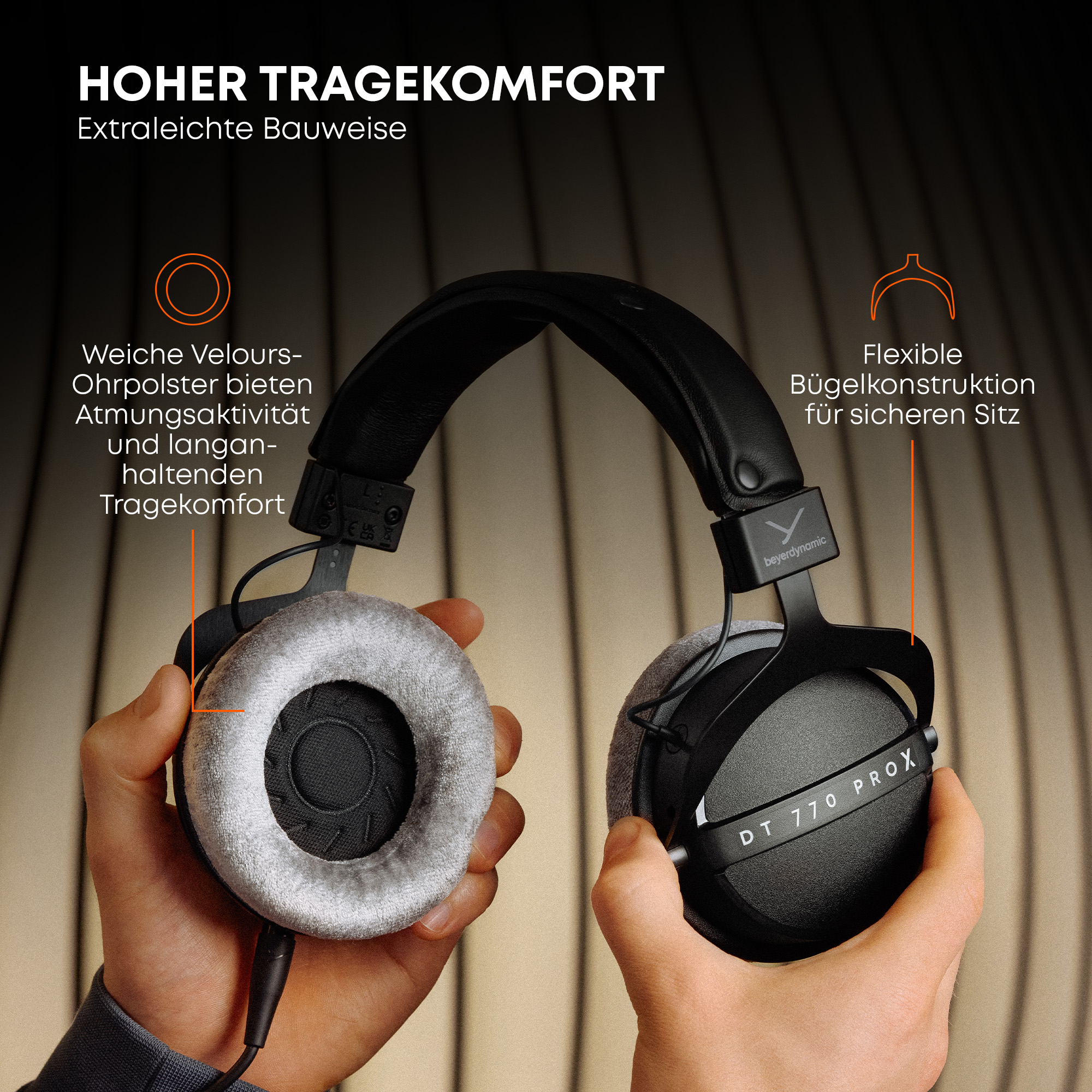 Hände halten schwarze Beyerdynamic DT 770 PROX Kopfhörer mit grauen Velours-Ohrmuscheln.