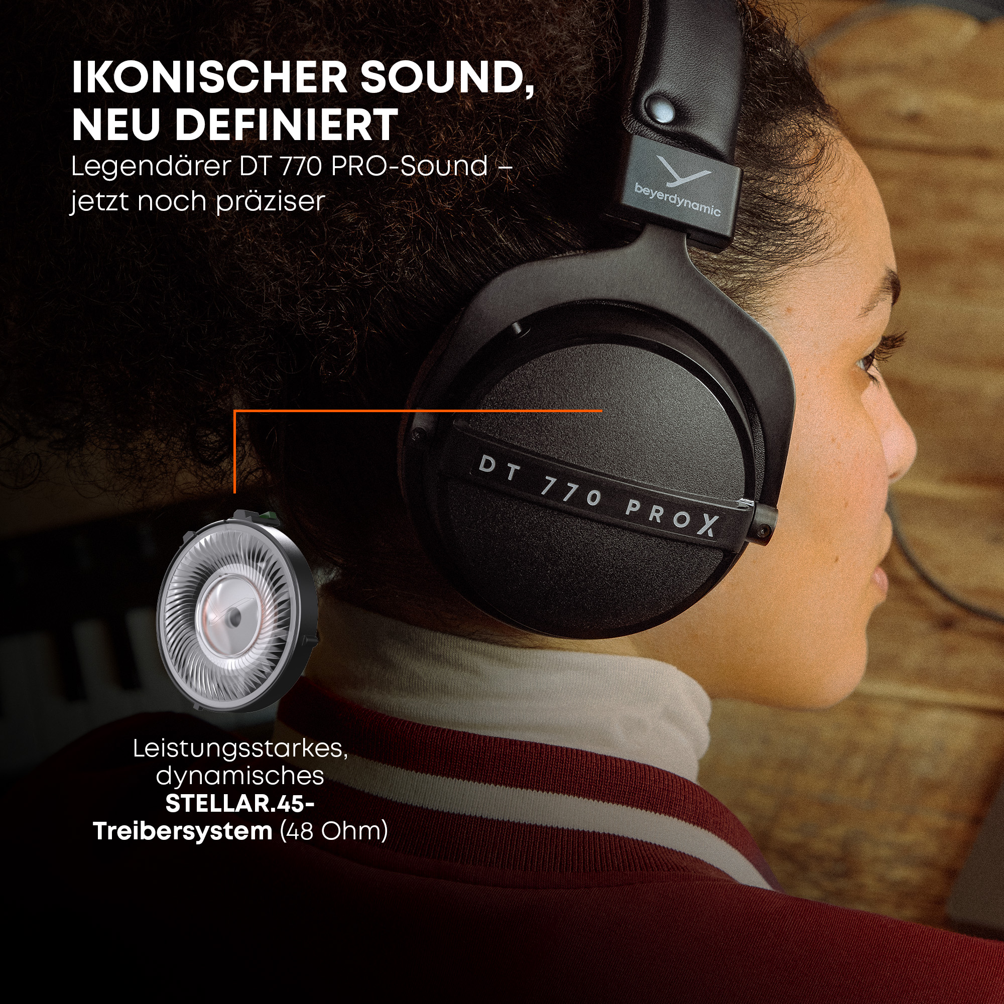 Nahaufnahme einer Frau mit schwarzen beyerdynamic DT 770 PROX Kopfhörern, mit einem Treiber.