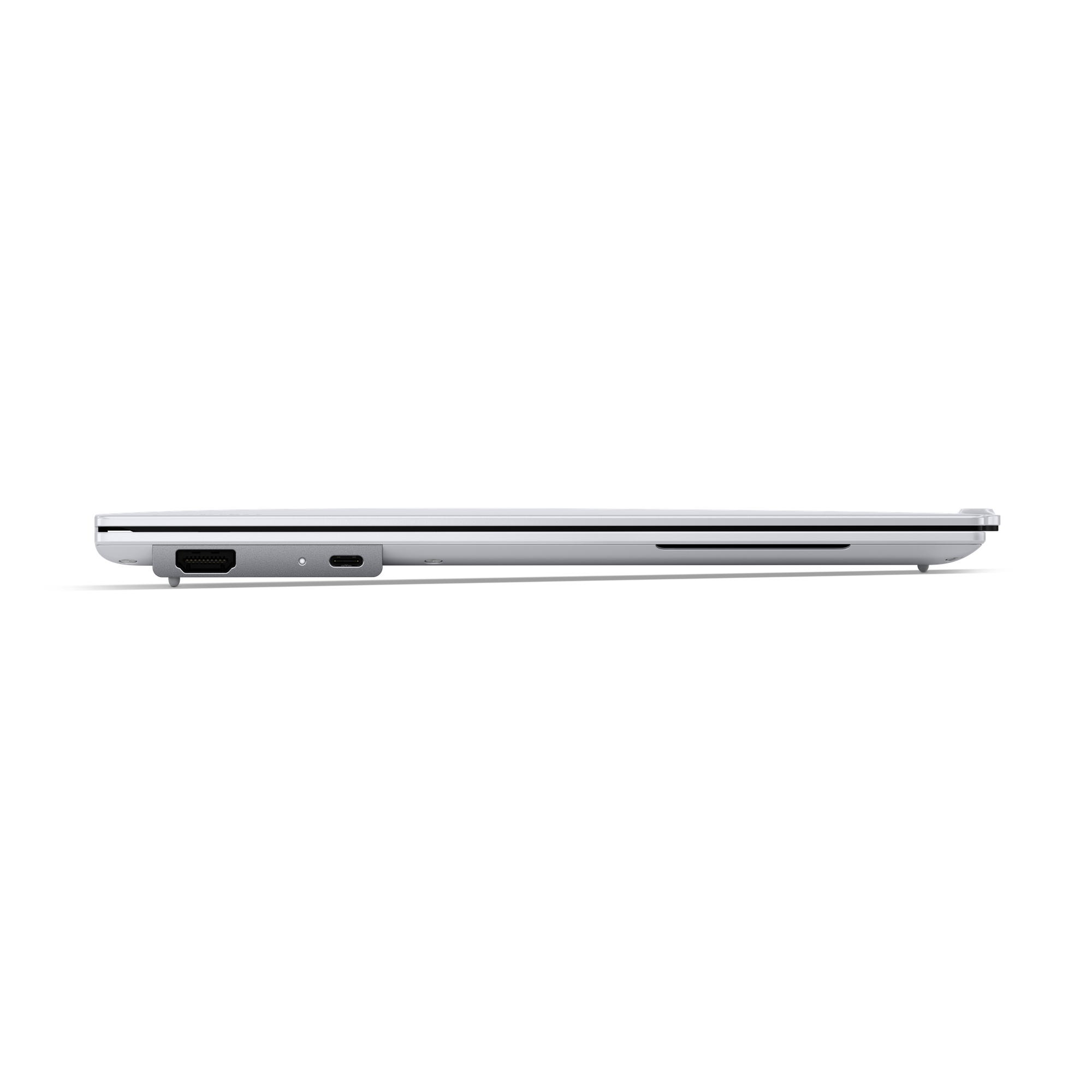 Vista laterale di un laptop argentato sottile con porte visibili a sinistra.