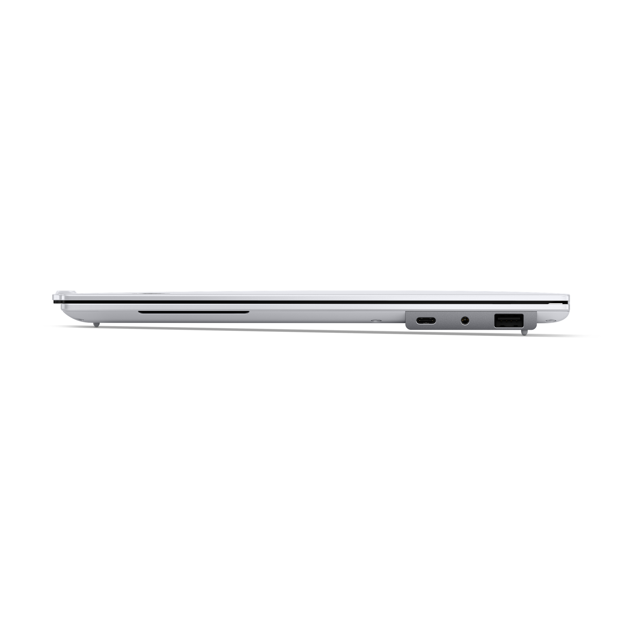 Vista laterale di un laptop argentato, con porte: USB-C, jack cuffie, USB-A.