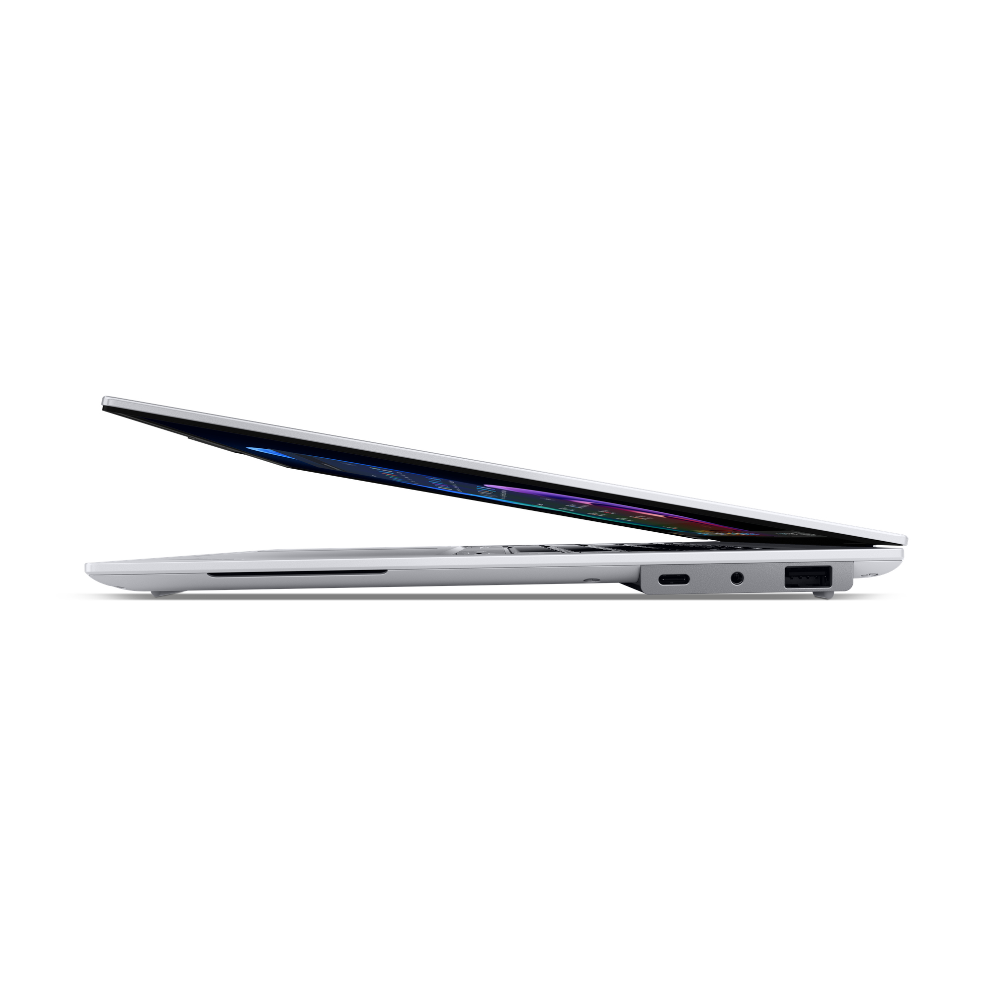 Un laptop argentato è aperto, il suo schermo mostra motivi colorati. Vista laterale.