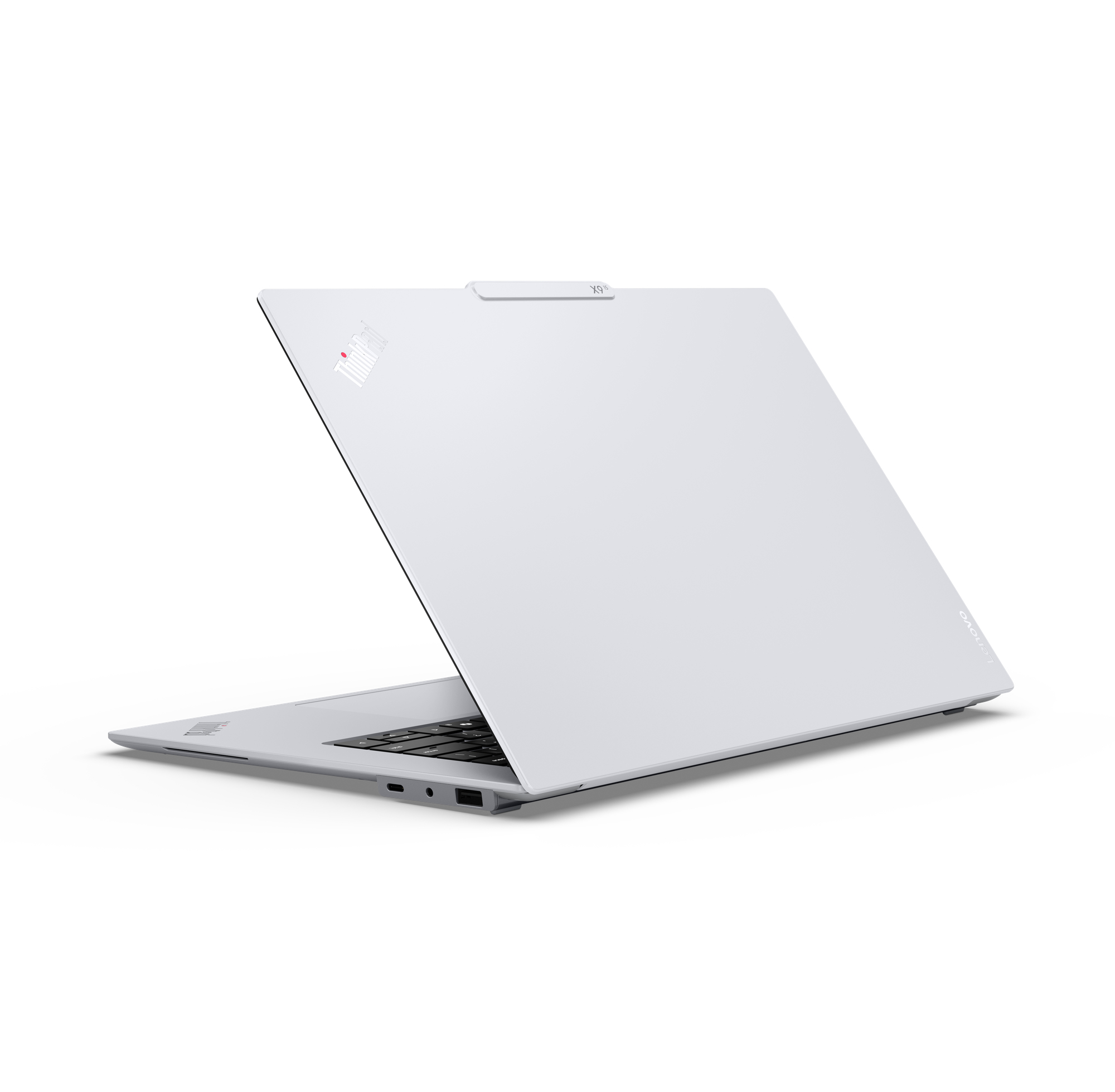 Un laptop bianco con il coperchio aperto, tastiera visibile, su sfondo bianco.
