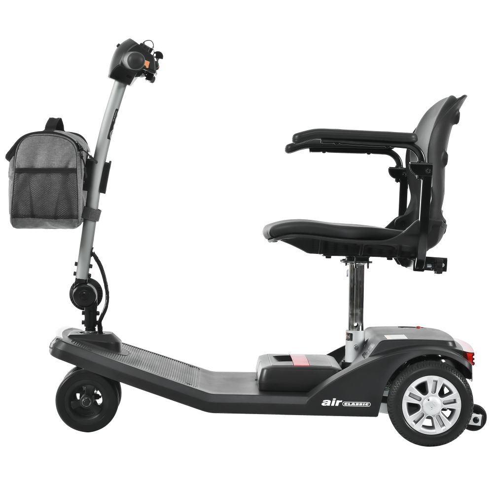 Un scooter de movilidad negro con bolsa gris en el manillar, sobre fondo blanco.