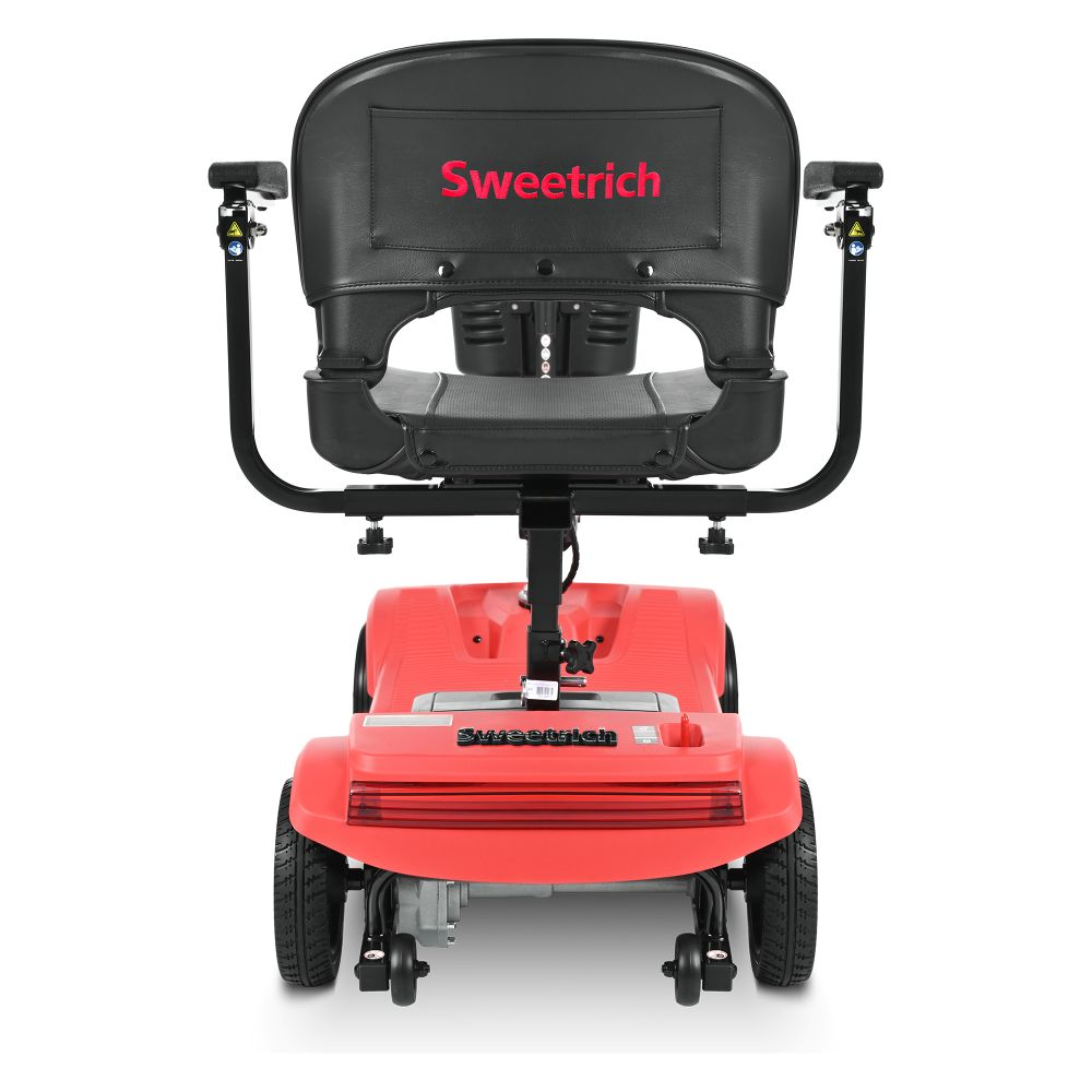 Scooter de movilidad rojo con asiento y reposabrazos negros. Logo "Sweetrich" en el reposacabezas.