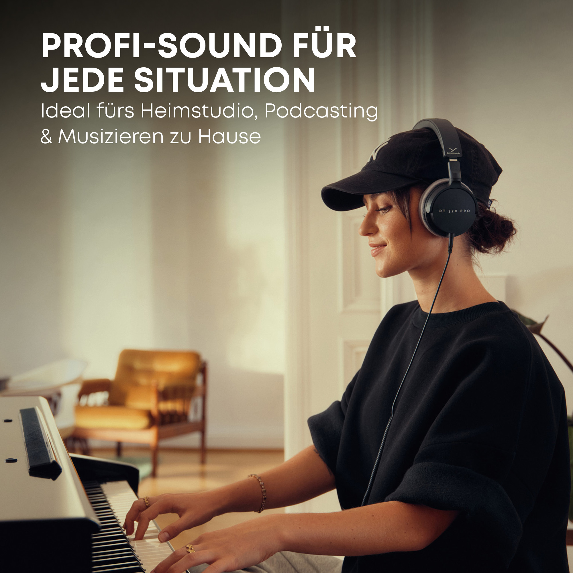Frau mit Kopfhörern spielt Klavier in einem Raum mit Stuhl und Text.