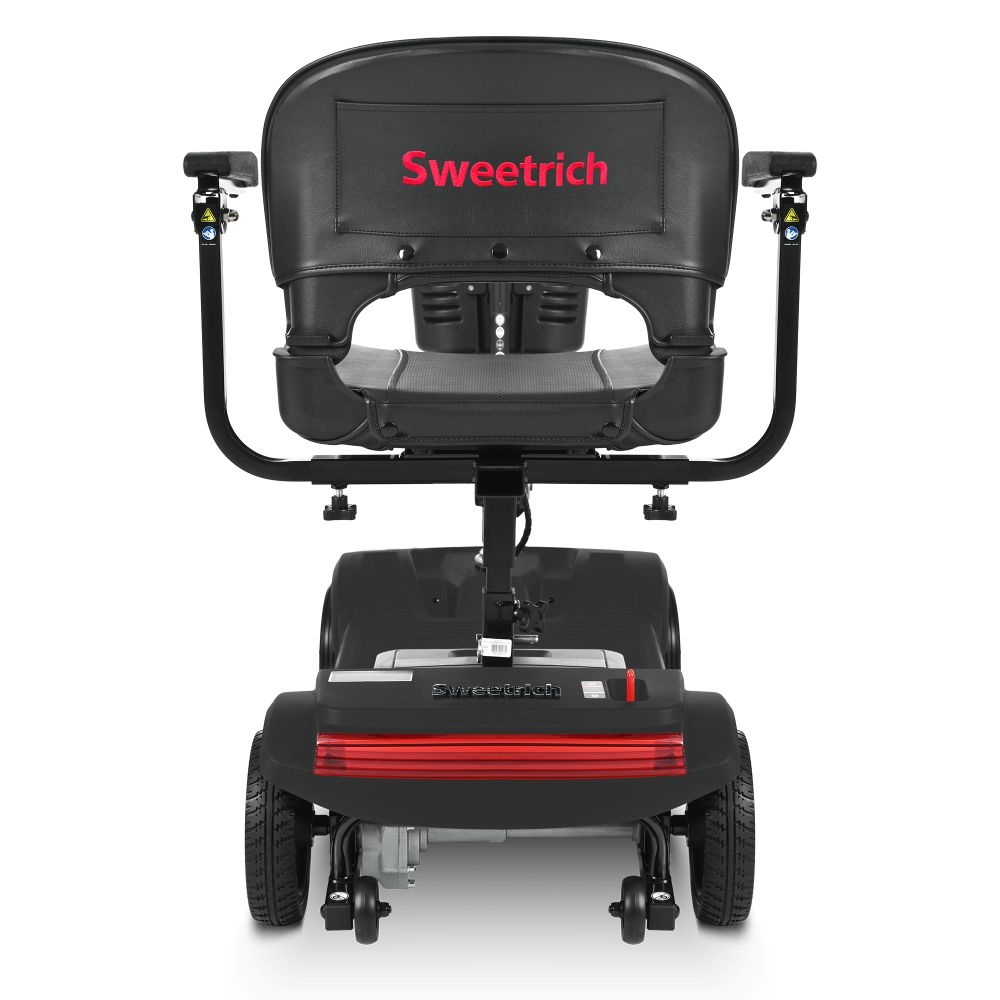 Un scooter motorizado negro con asiento acolchado y reposabrazos, logo "Sweetrich" visible.