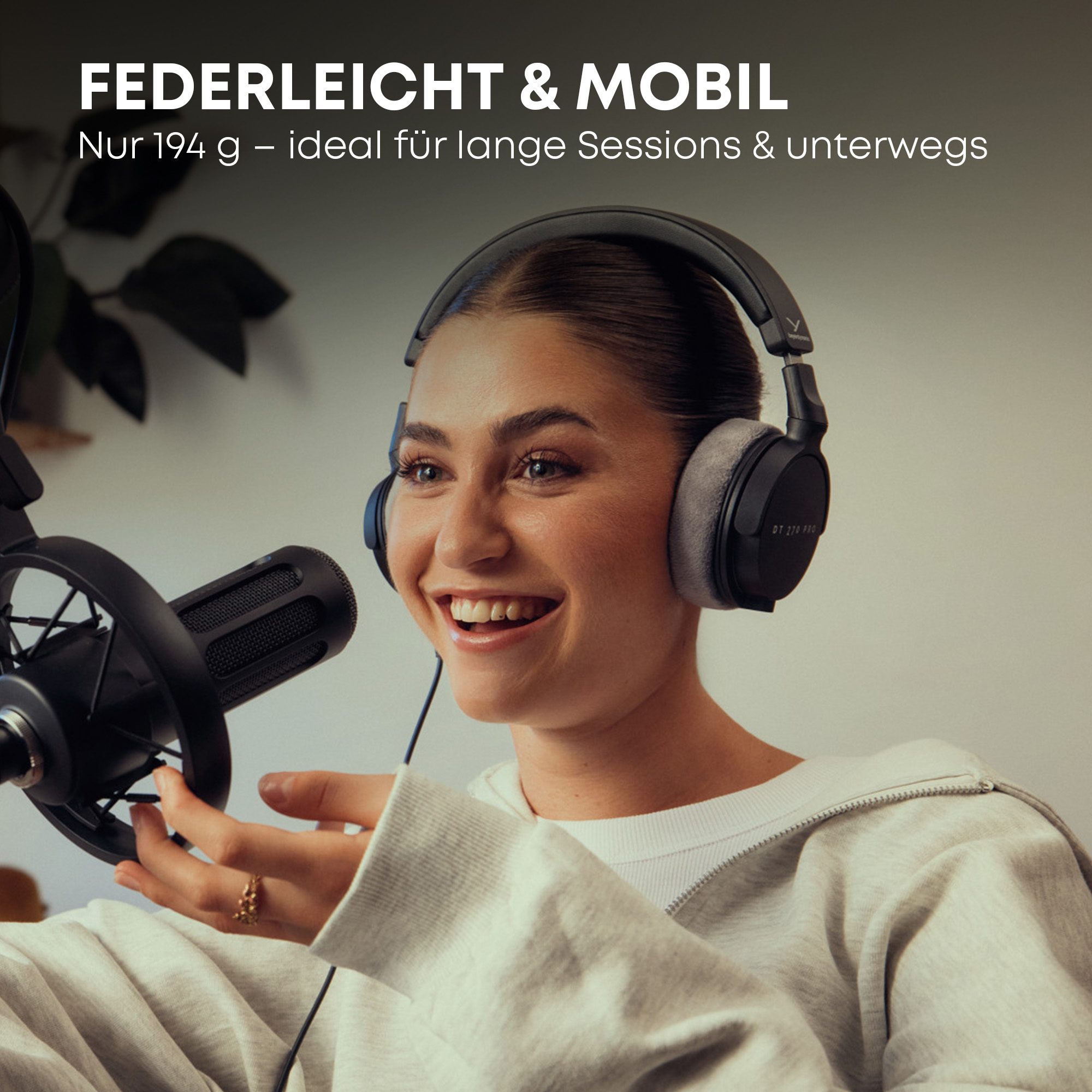 Eine Frau mit Kopfhörern spricht in ein Mikrofon, umgeben von Text.