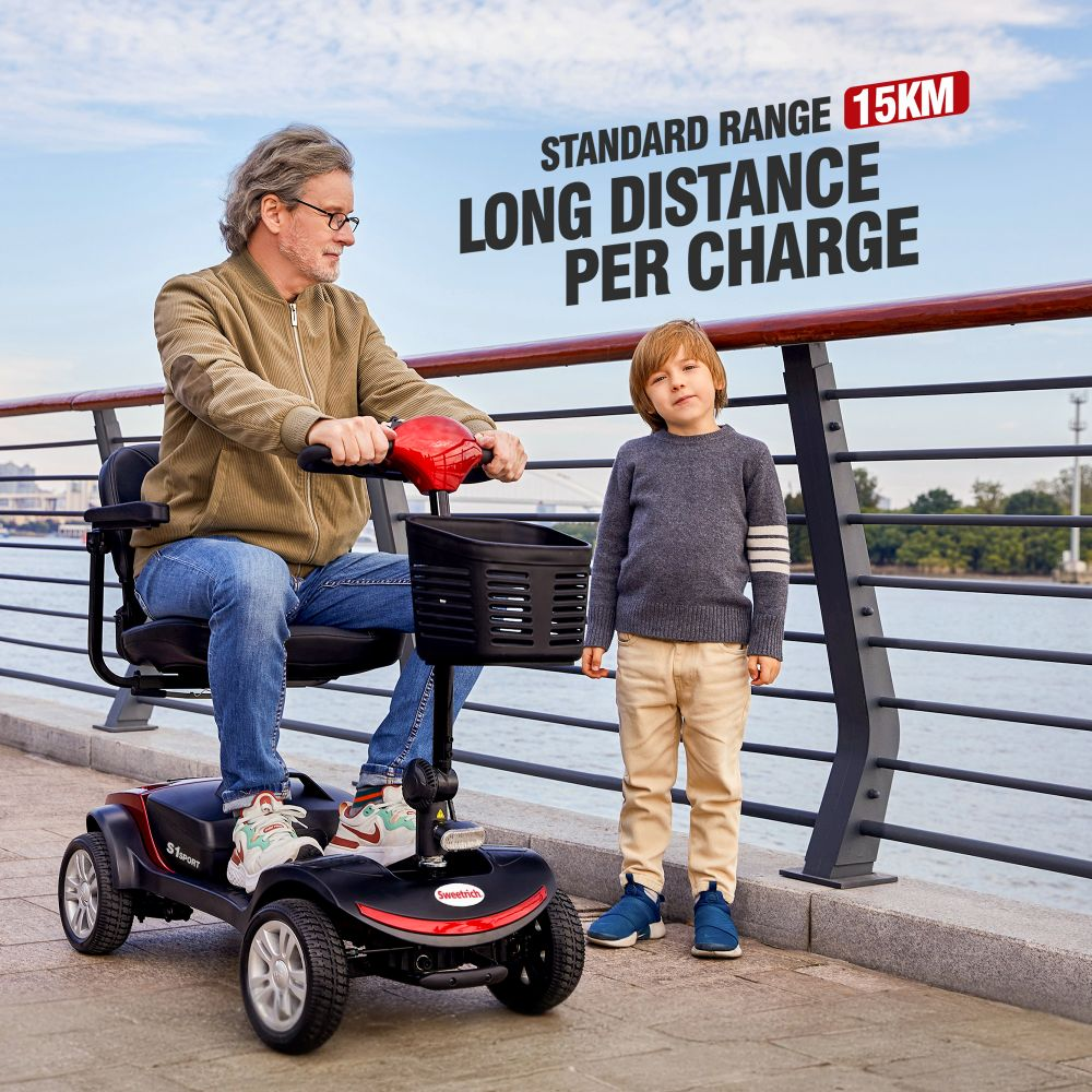 Hombre en scooter de movilidad con niño a su lado en un paseo. Texto: 'Rango Estándar 15KM'.
