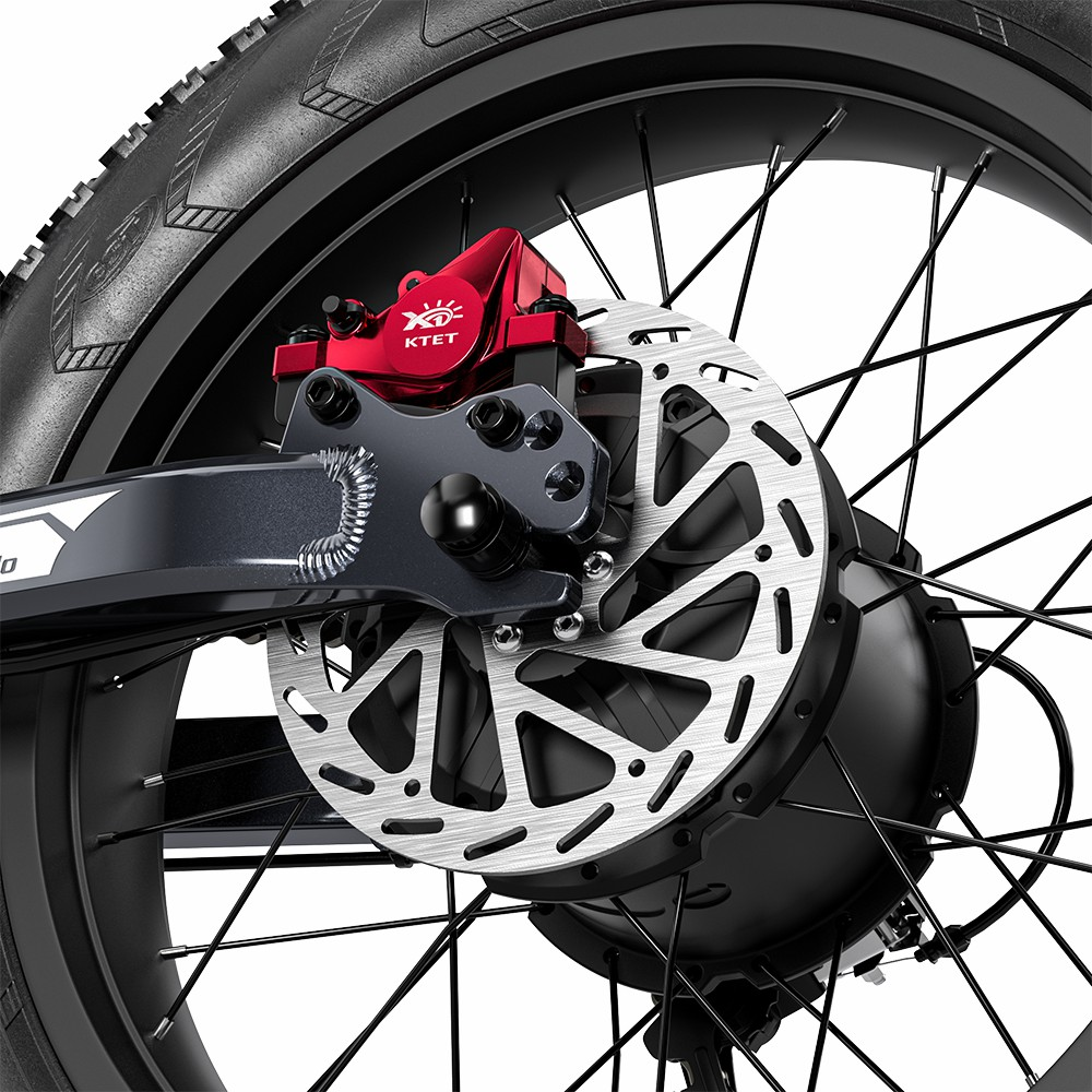 Primer plano de la rueda trasera de una bicicleta mostrando el freno de disco y la pinza roja.