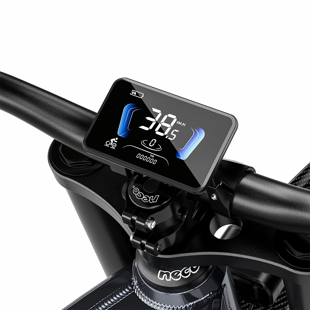 Pantalla digital en manillar de e-bike muestra 38,5 km/h, batería y hora.