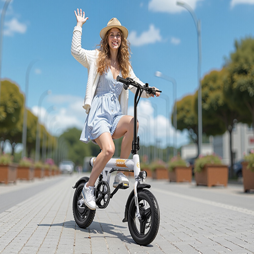 Mujer con vestido a rayas y sombrero monta e-bike blanca, saludando.