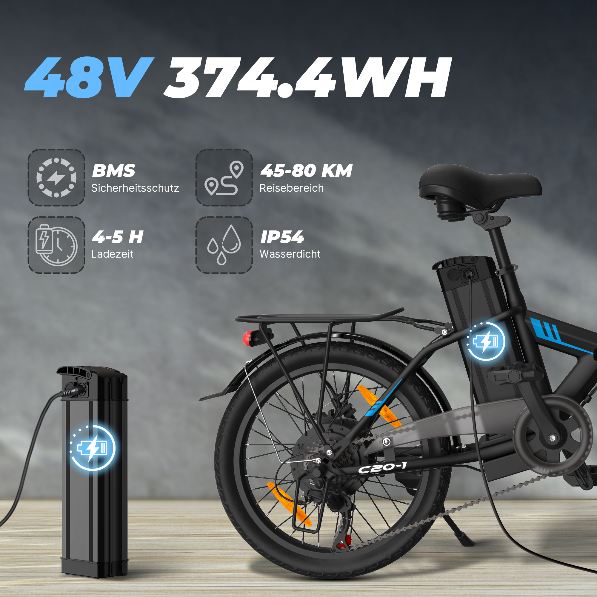 Bicicleta eléctrica negra con batería extraíble en carga. Especificaciones en pantalla.