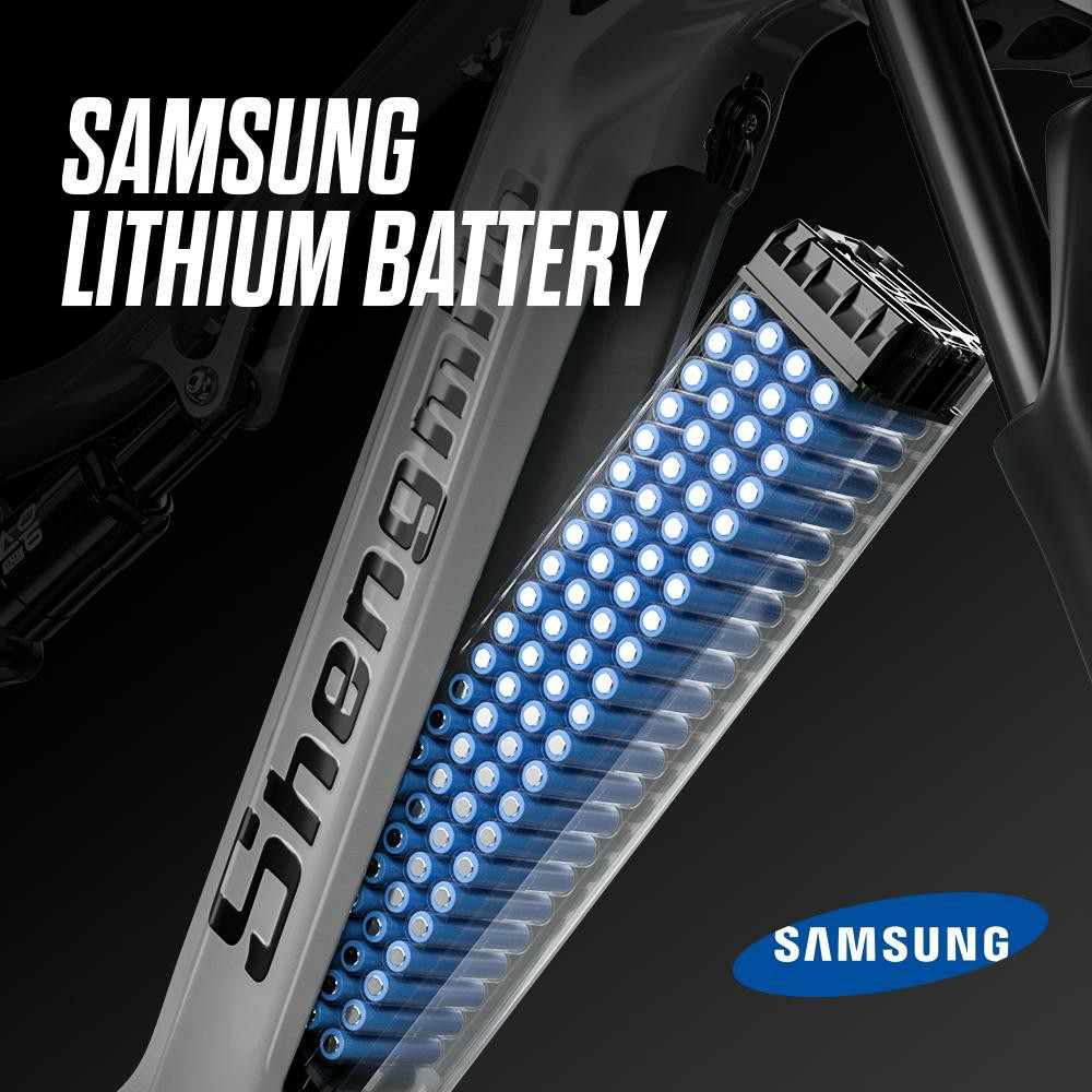 Paquete de baterías de litio Samsung con celdas azules dentro de un cuadro de bicicleta.