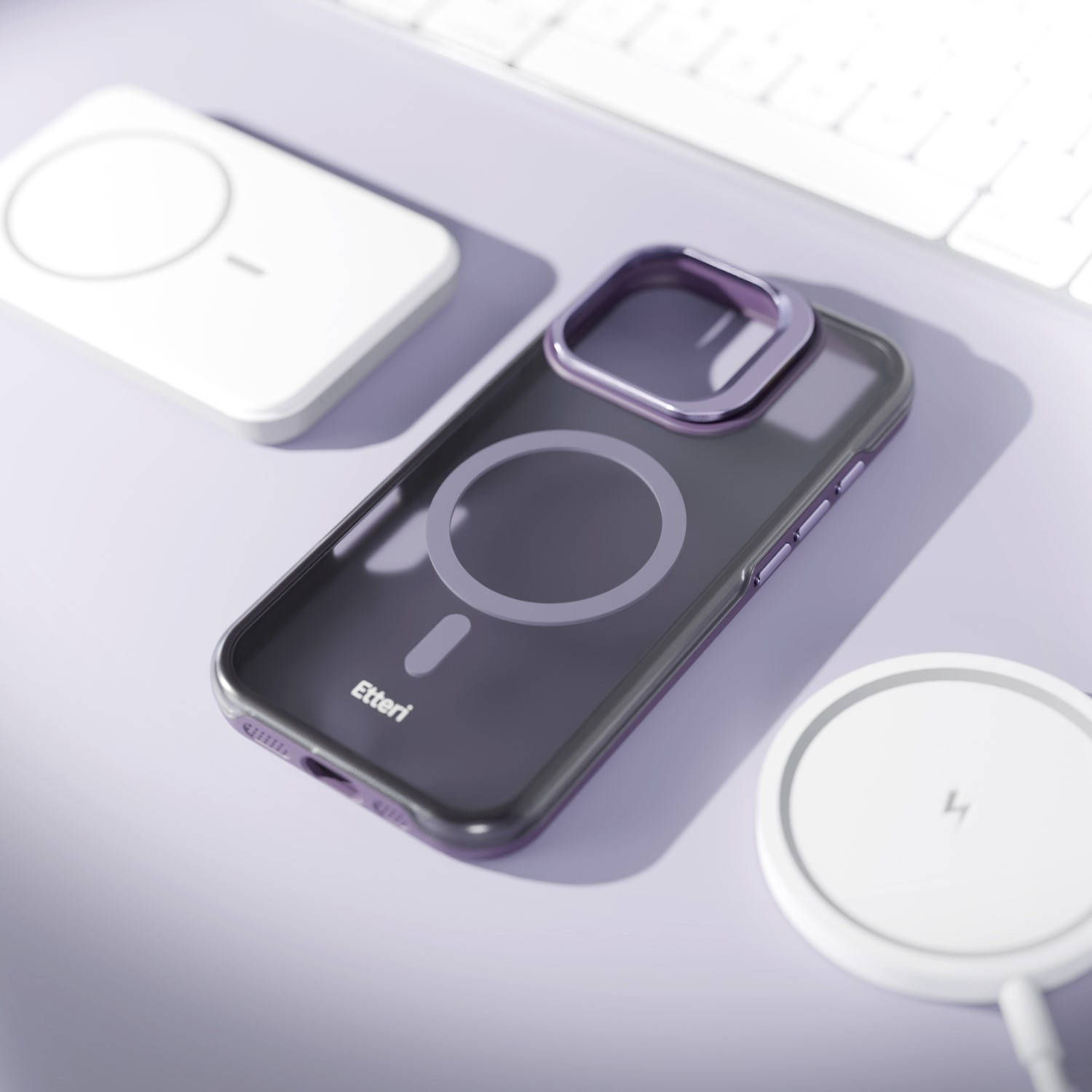 Una custodia per telefono con accenti viola e anello magnetico poggia su una superficie viola. Un caricabatterie wireless bianco è nelle vicinanze.