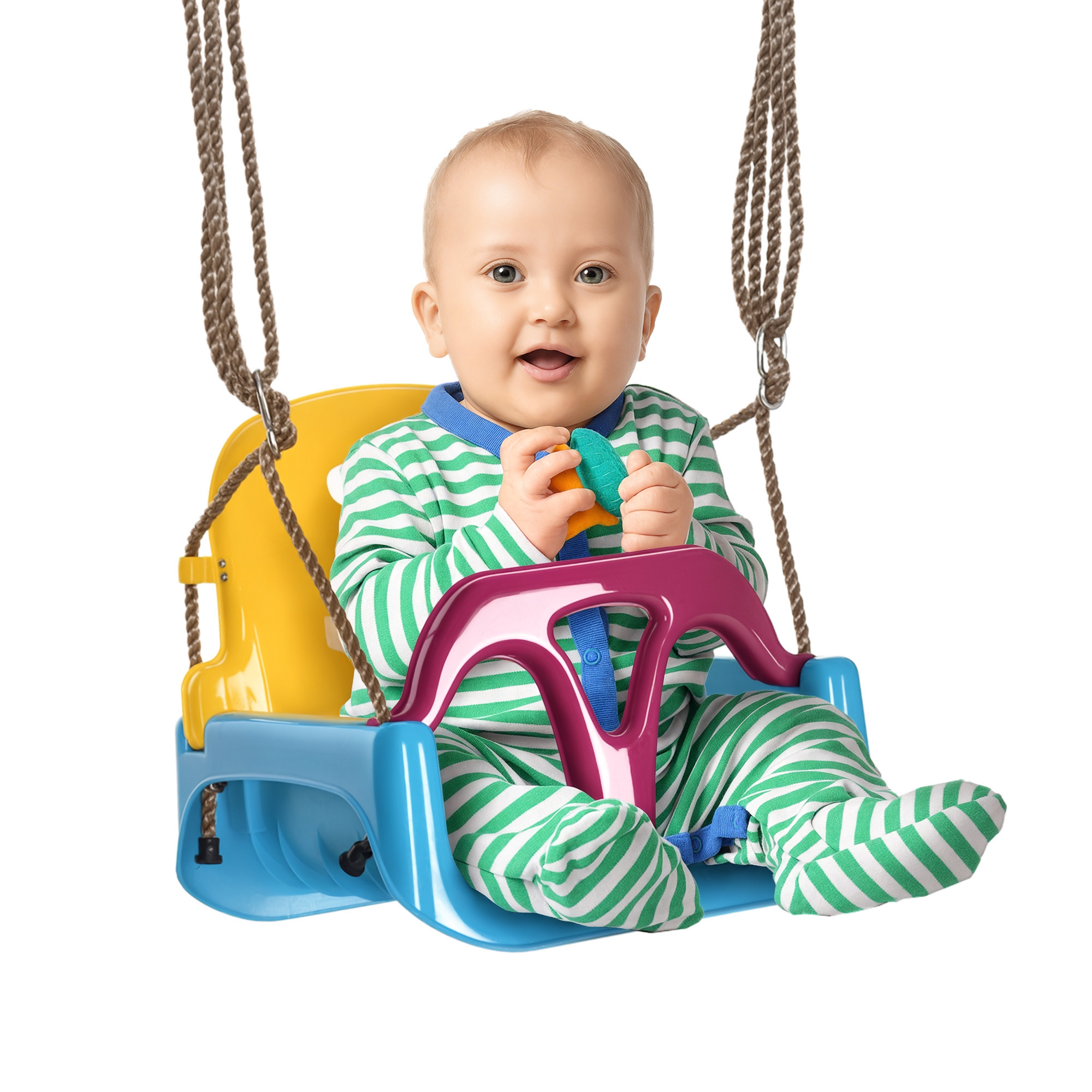 Un bambino in un outfit a righe verdi e bianche è seduto su un'altalena colorata, tenendo un giocattolo.