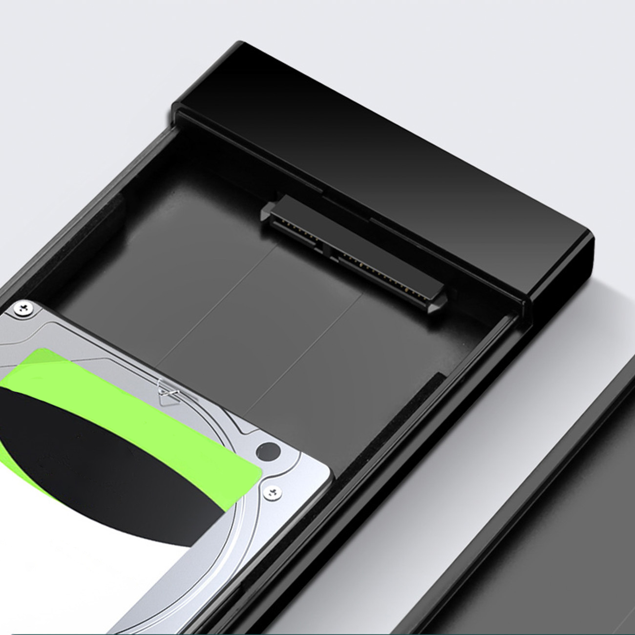 Czarna obudowa dysku twardego ze złączem SATA.