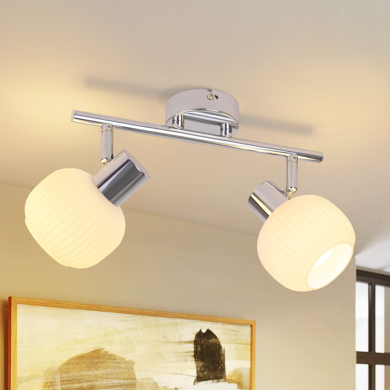 Nowoczesna chromowana lampa sufitowa z dwoma żebrowanymi kloszami, zamontowana na listwie.