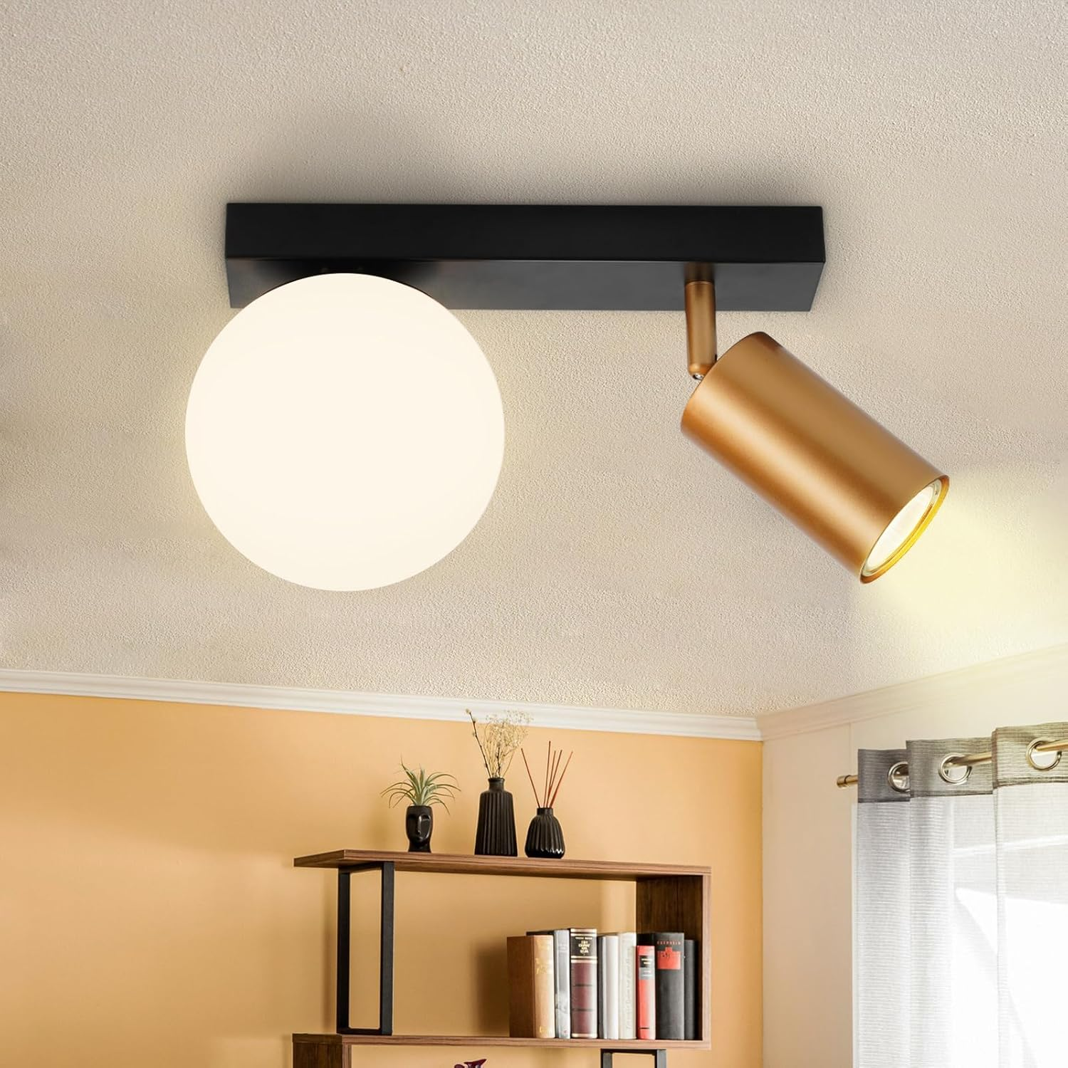 Una lampada da soffitto moderna con base nera, globo bianco e faretto dorato.