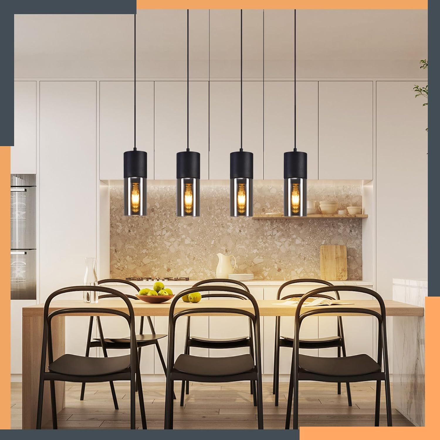 Nowoczesna kuchnia z wyspą, lampami wiszącymi i czarnymi krzesłami. Miska z owocami na stole.