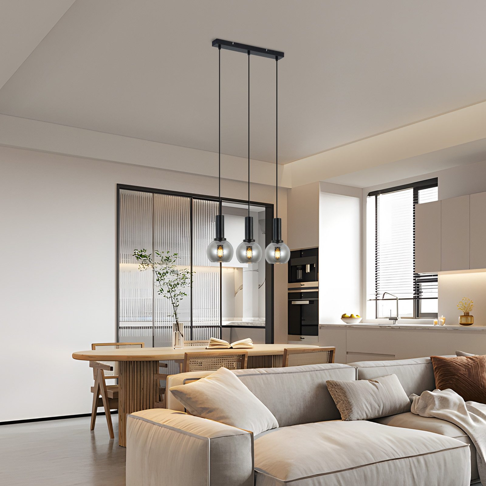 Ein modernes Wohnzimmer mit Sofa, Esstisch und Pendelleuchten.