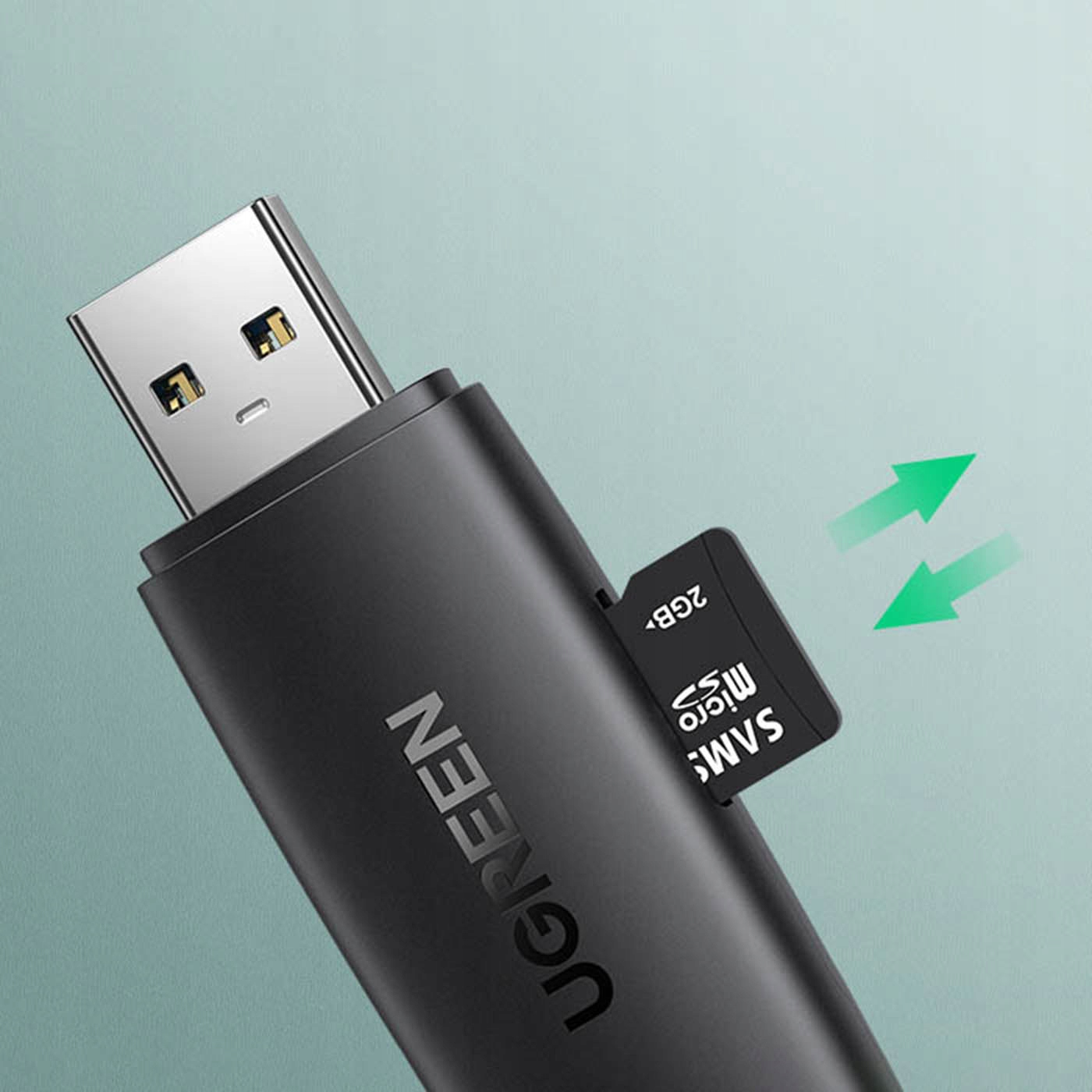 Czarny adapter USB z włożoną kartą micro SD. Zielone strzałki wskazują transfer danych.
