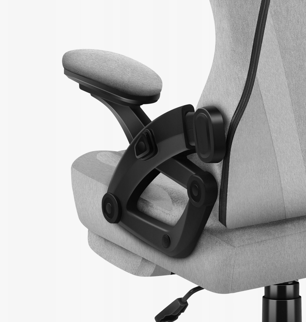 Zbliżenie na szarą, materiałową podłokietnik i siedzisko fotela gamingowego z czarnymi regulowanymi częściami.
