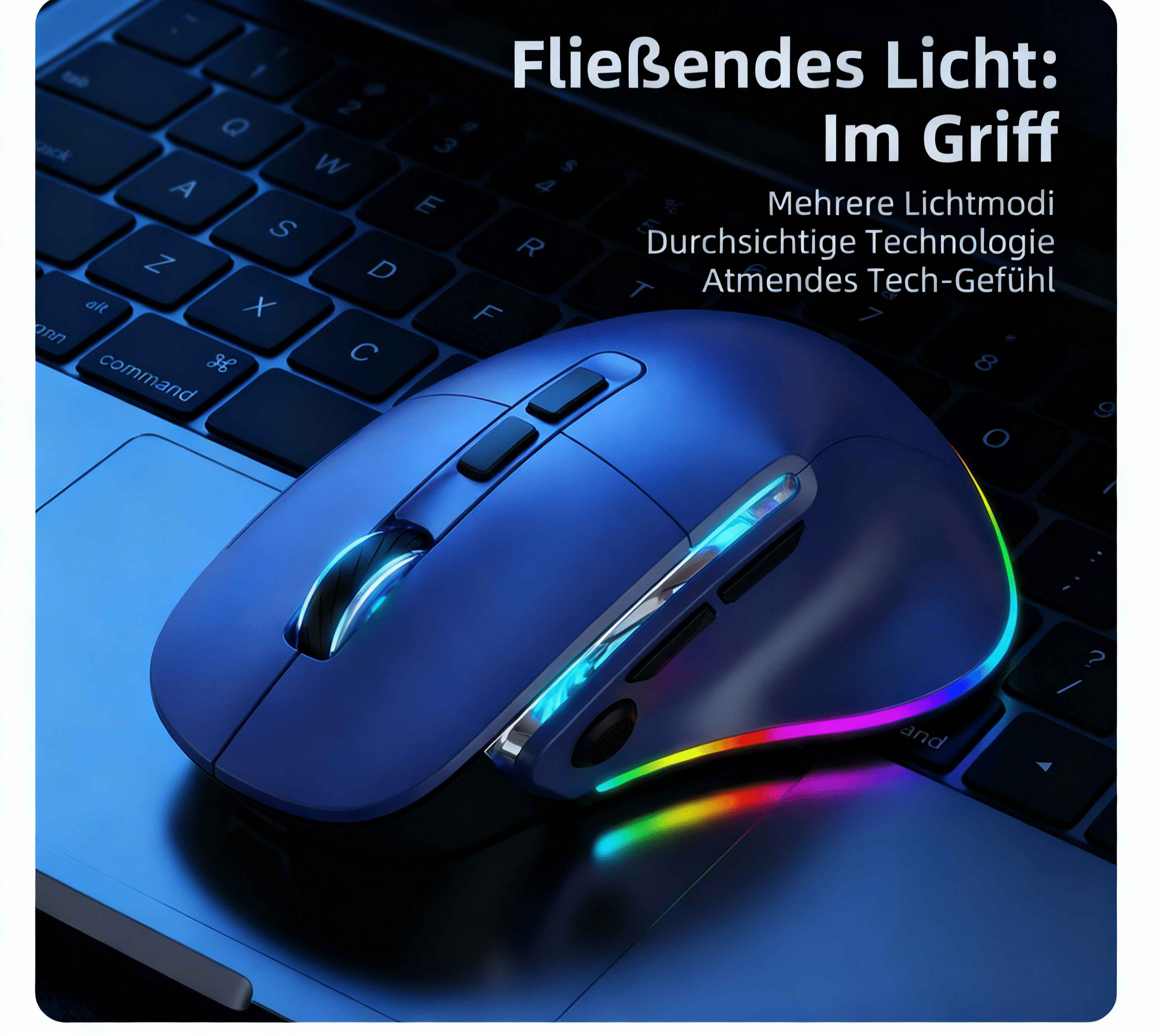 Blaue Computermaus mit RGB-Beleuchtung auf einer Laptop-Tastatur.