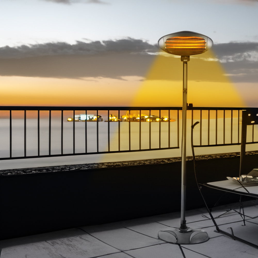 Un calentador de patio se encuentra en una terraza con vistas al mar al atardecer.