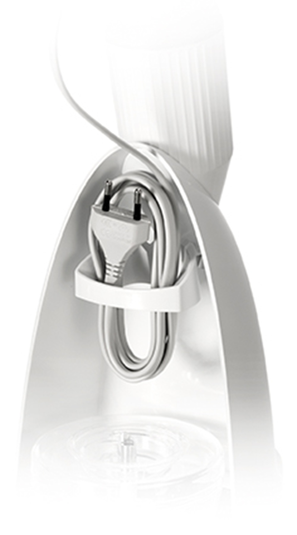 Ein weißer Stecker mit Kabel ist in einer Halterung aufbewahrt.