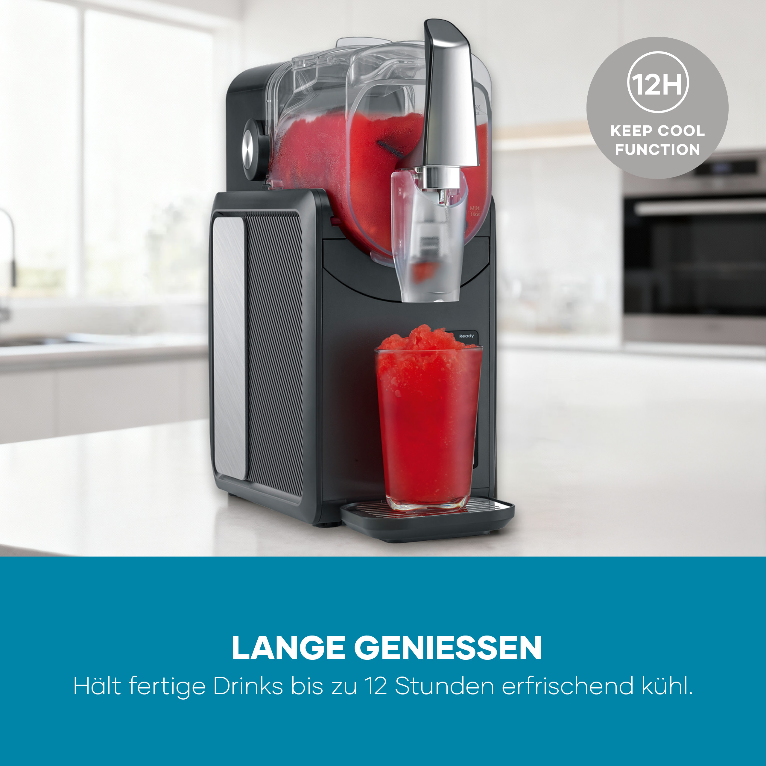 Ein Getränkeautomat mit rotem Slush-Eis und einem Glas daneben.
