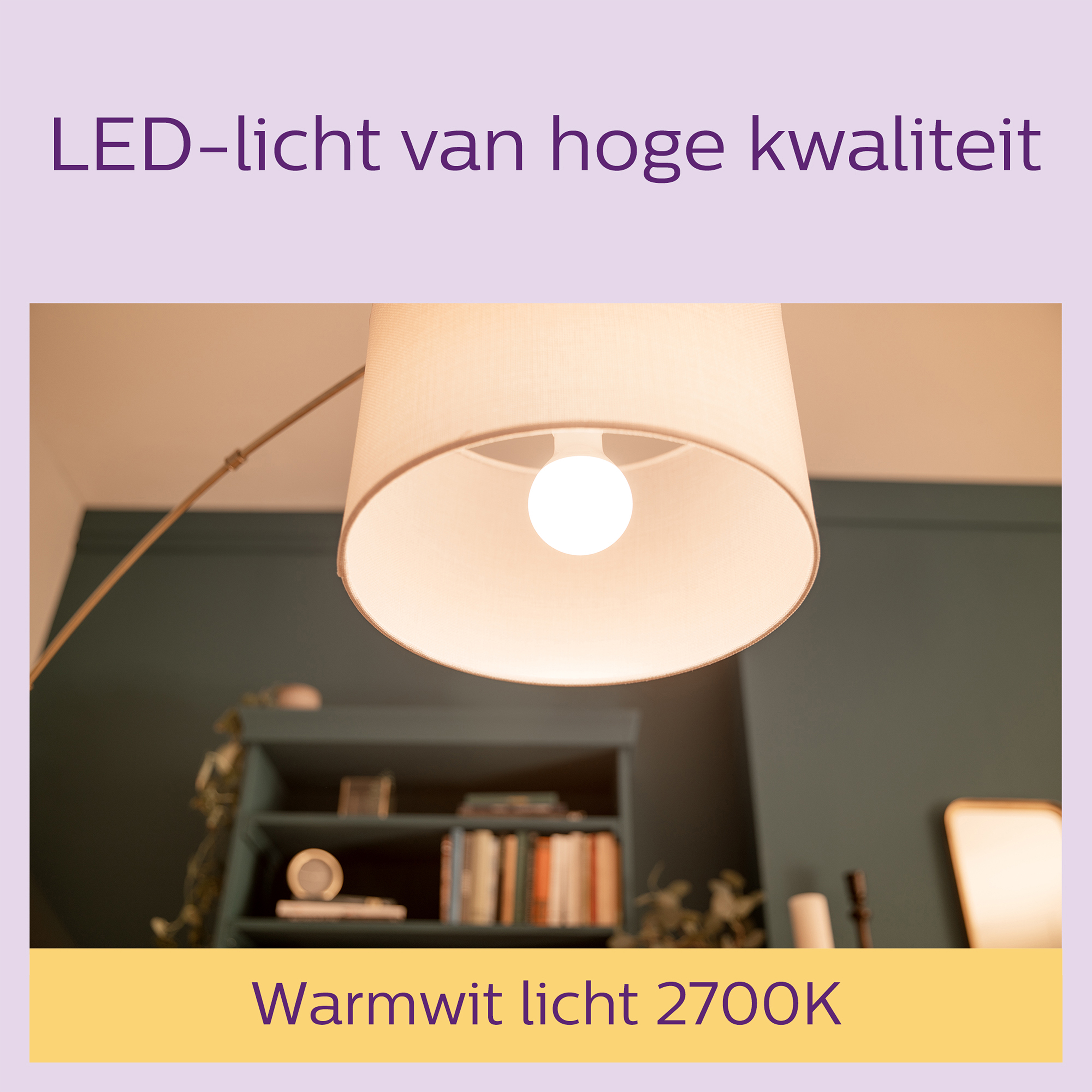 Primo piano di una lampada da terra con paralume bianco che illumina una lampadina.