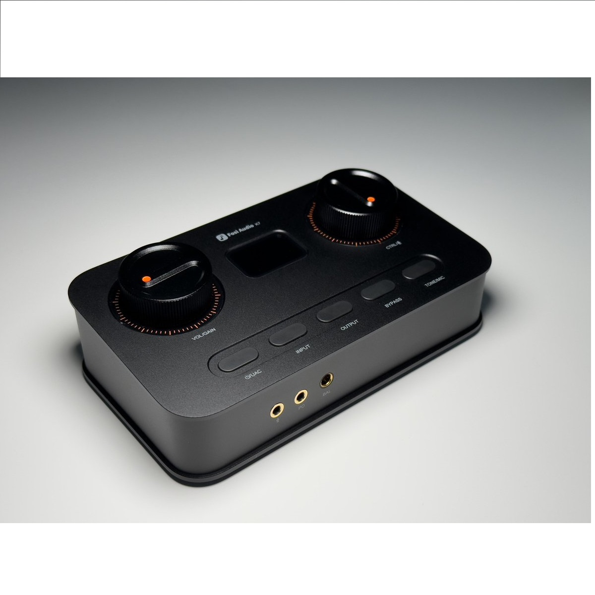 Interfaz de audio Fosi Audio K7 negra con dos perillas grandes y varios botones.