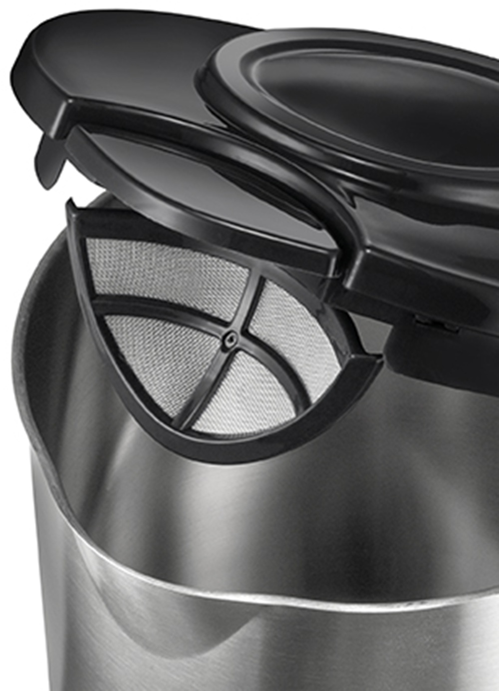 Zbliżenie czarnej pokrywy z wbudowanym sitkiem nad srebrnym czajnikiem.