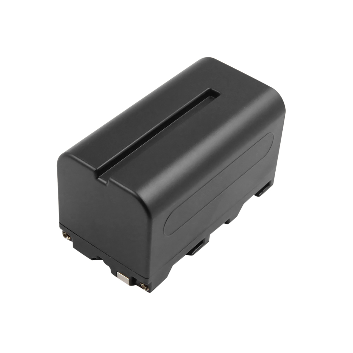 Un pacco batteria rettangolare nero con una fessura superiore si trova su sfondo bianco.